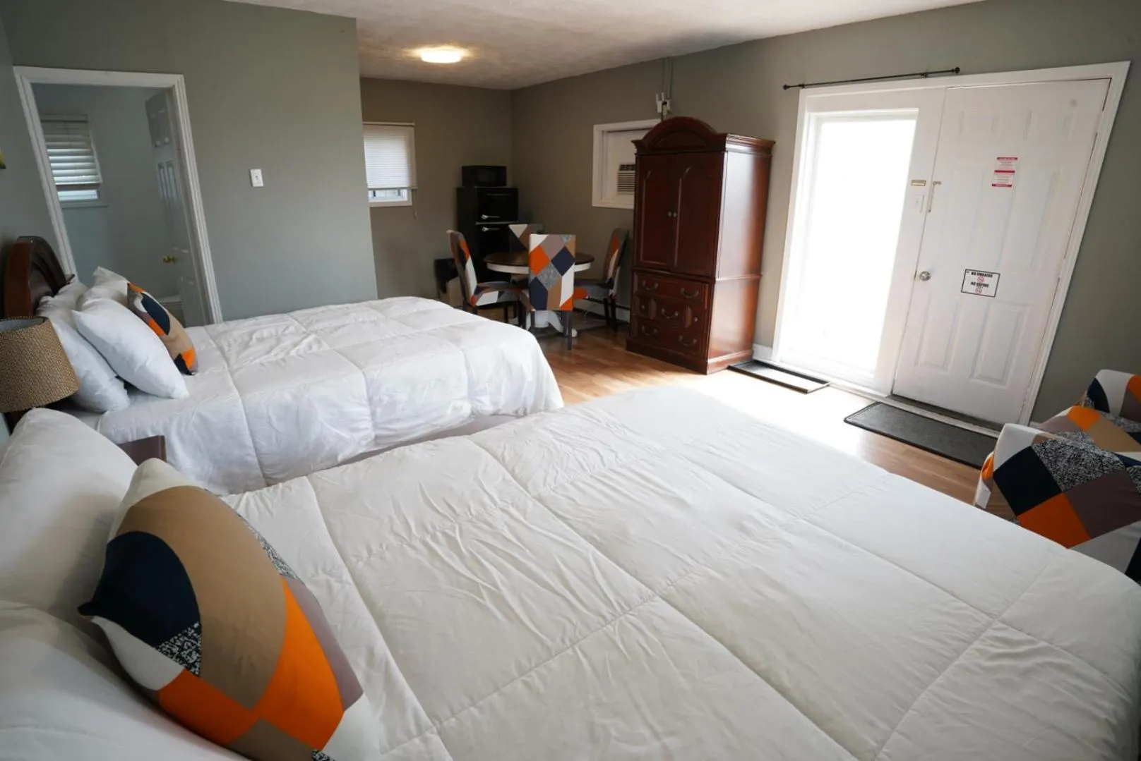 Photo of the whole room, Bed in Falcon Inn
