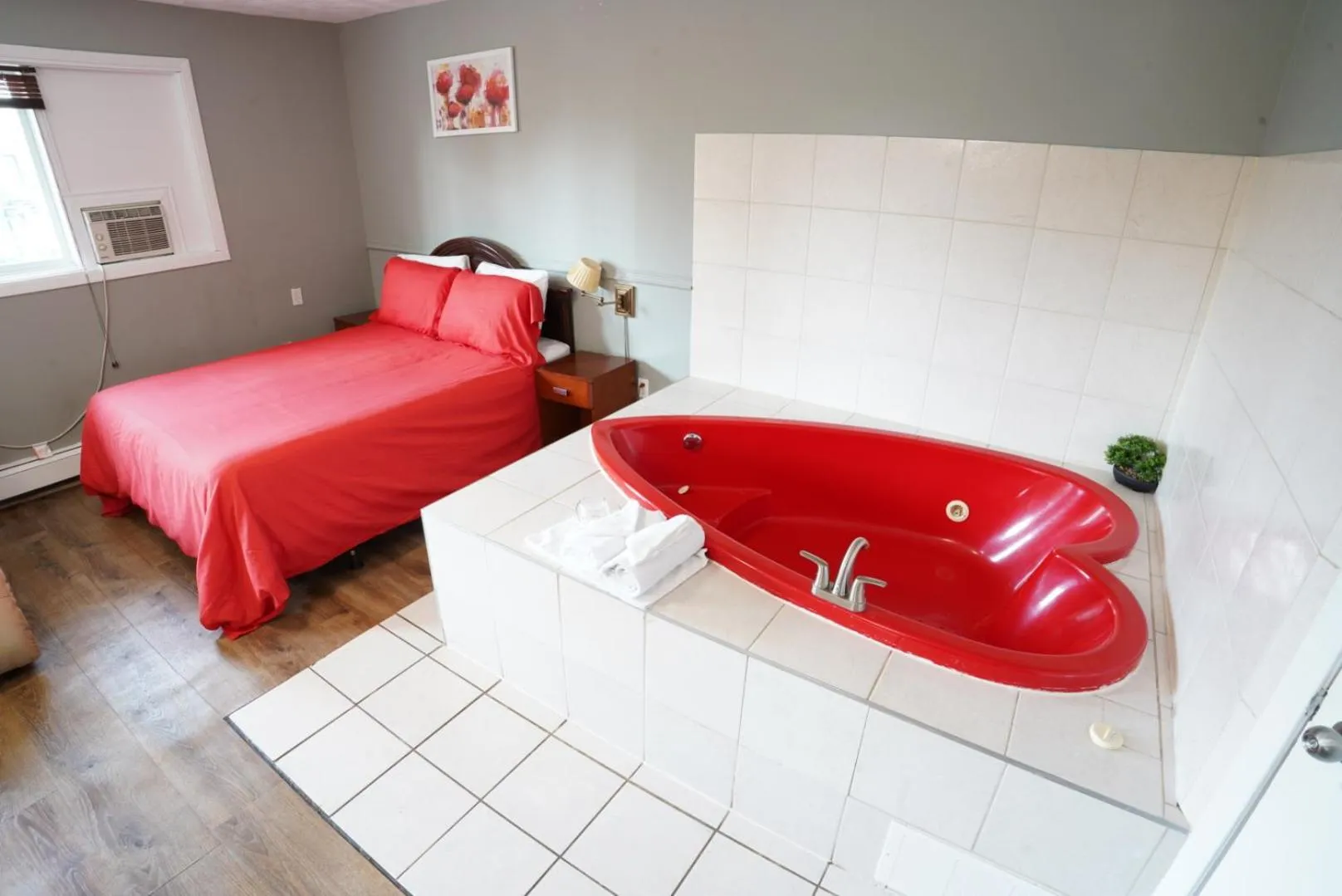 Hot Tub in Falcon Inn