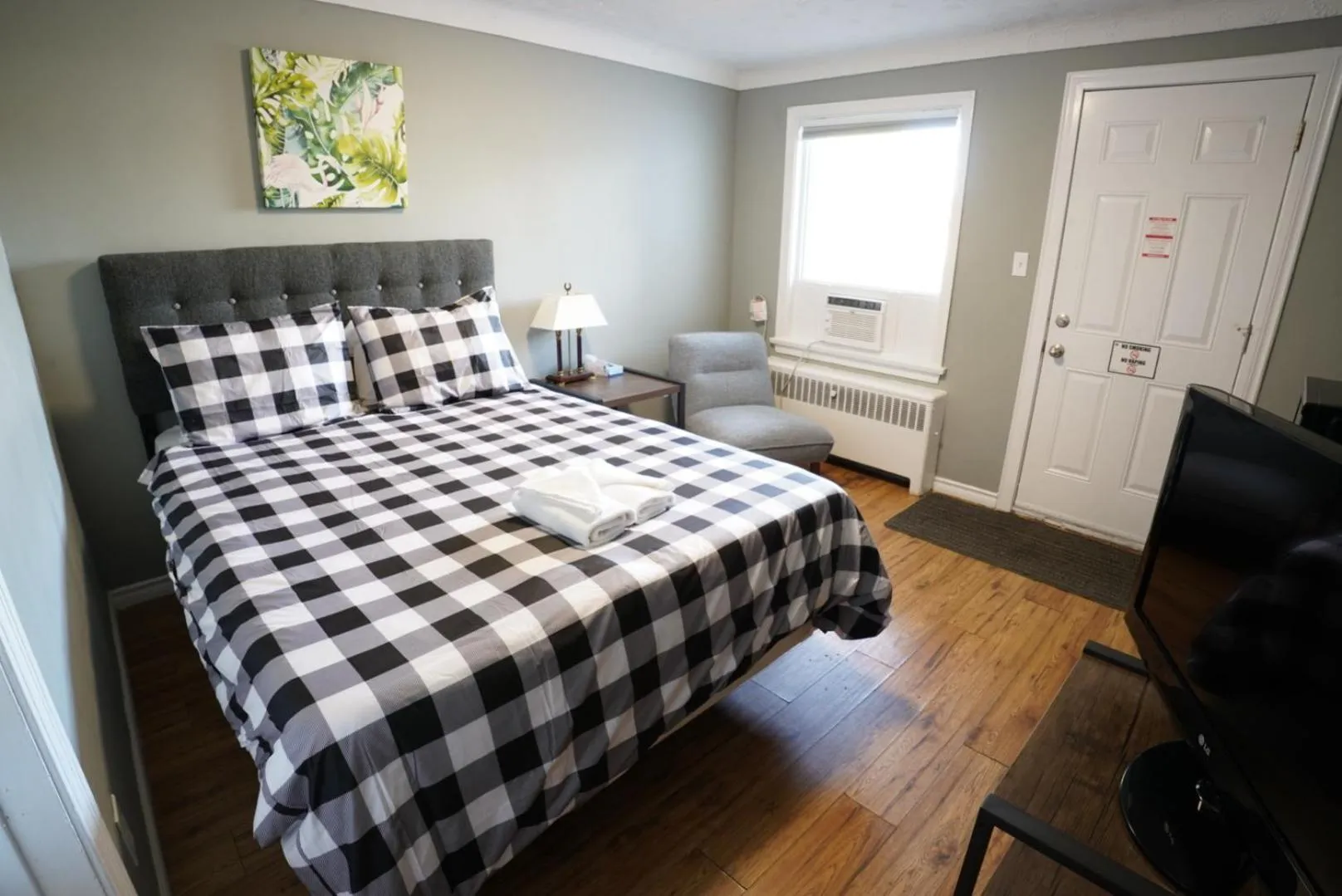 Photo of the whole room, Bed in Falcon Inn