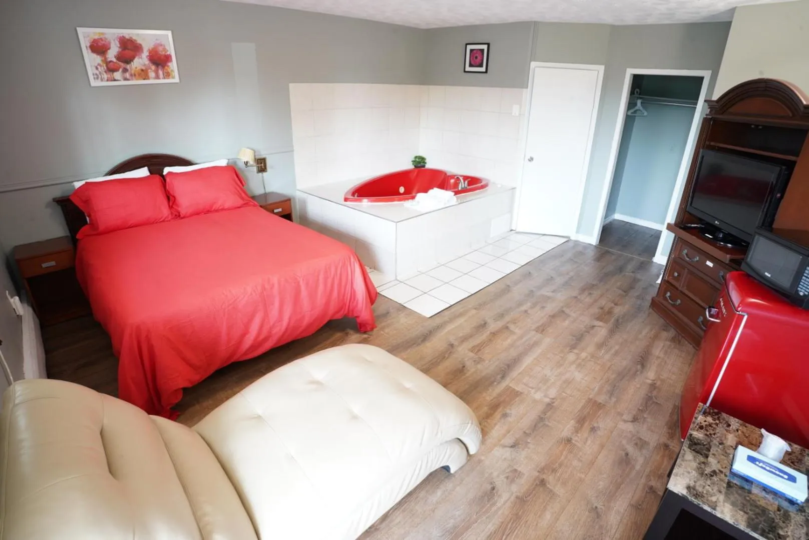 Photo of the whole room, Bed in Falcon Inn