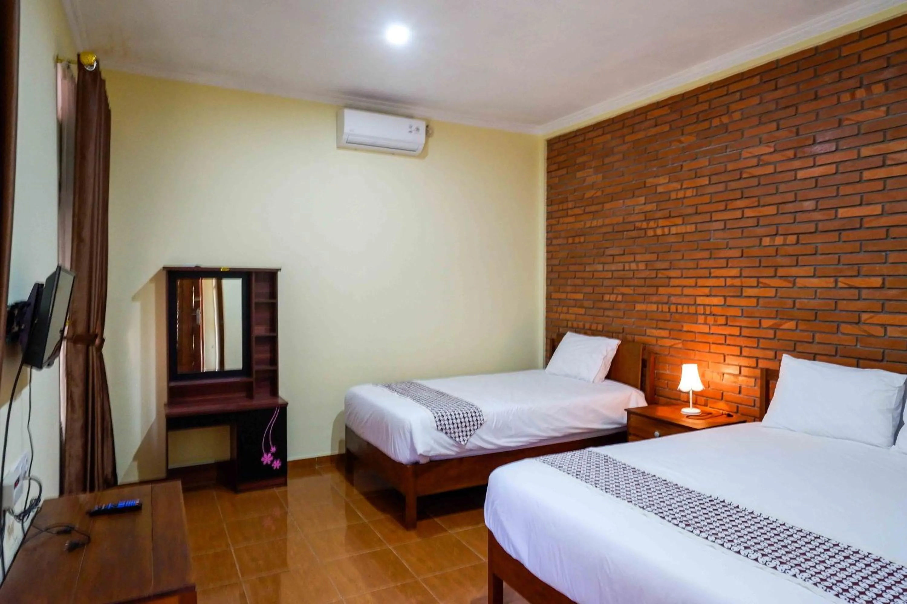Bed in Roemah Beong Syariah at Desa Wisata Kembanglimus Mitra RedDoorz