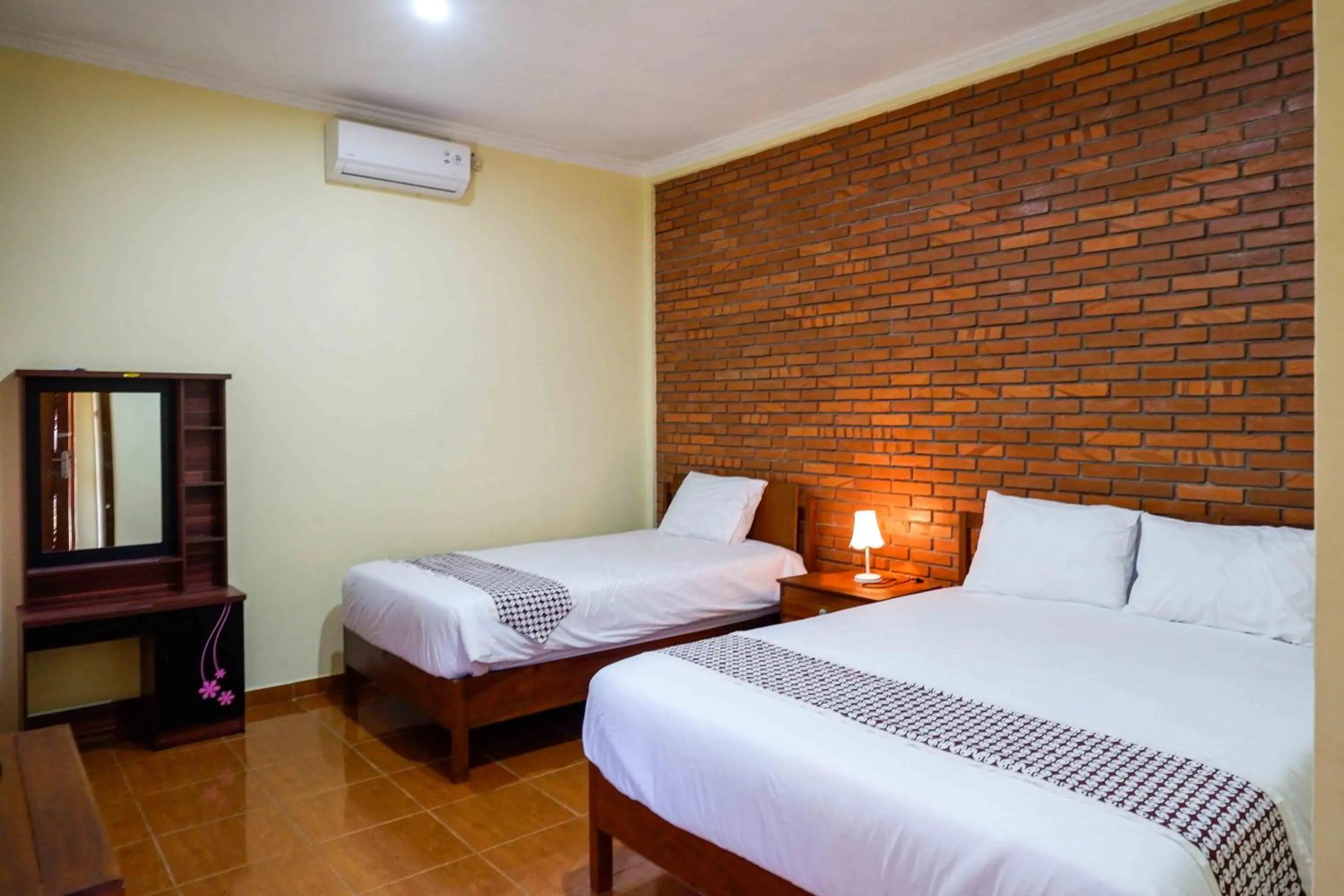 Bed in Roemah Beong Syariah at Desa Wisata Kembanglimus Mitra RedDoorz