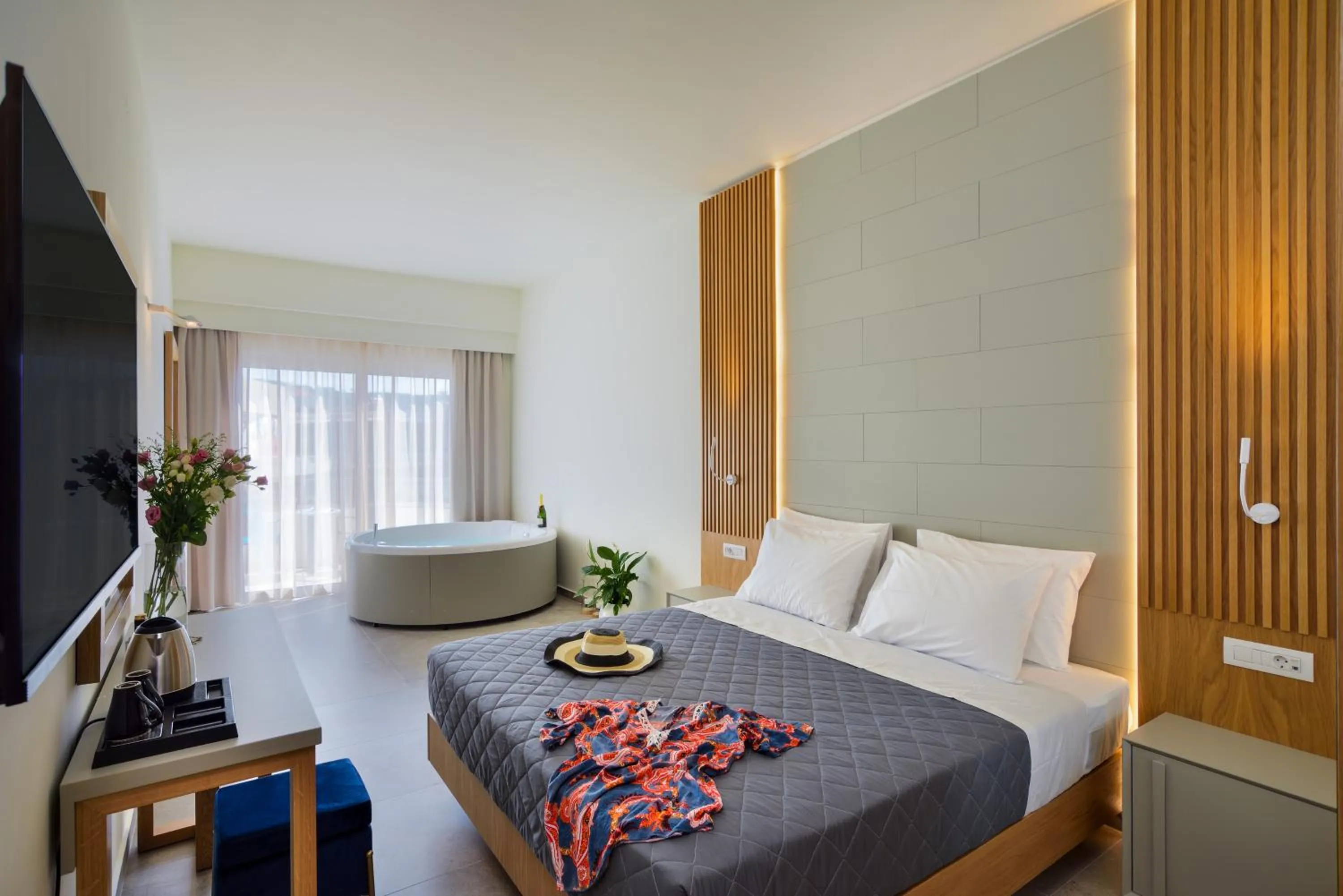 Photo of the whole room, Bed in Elia Platanias