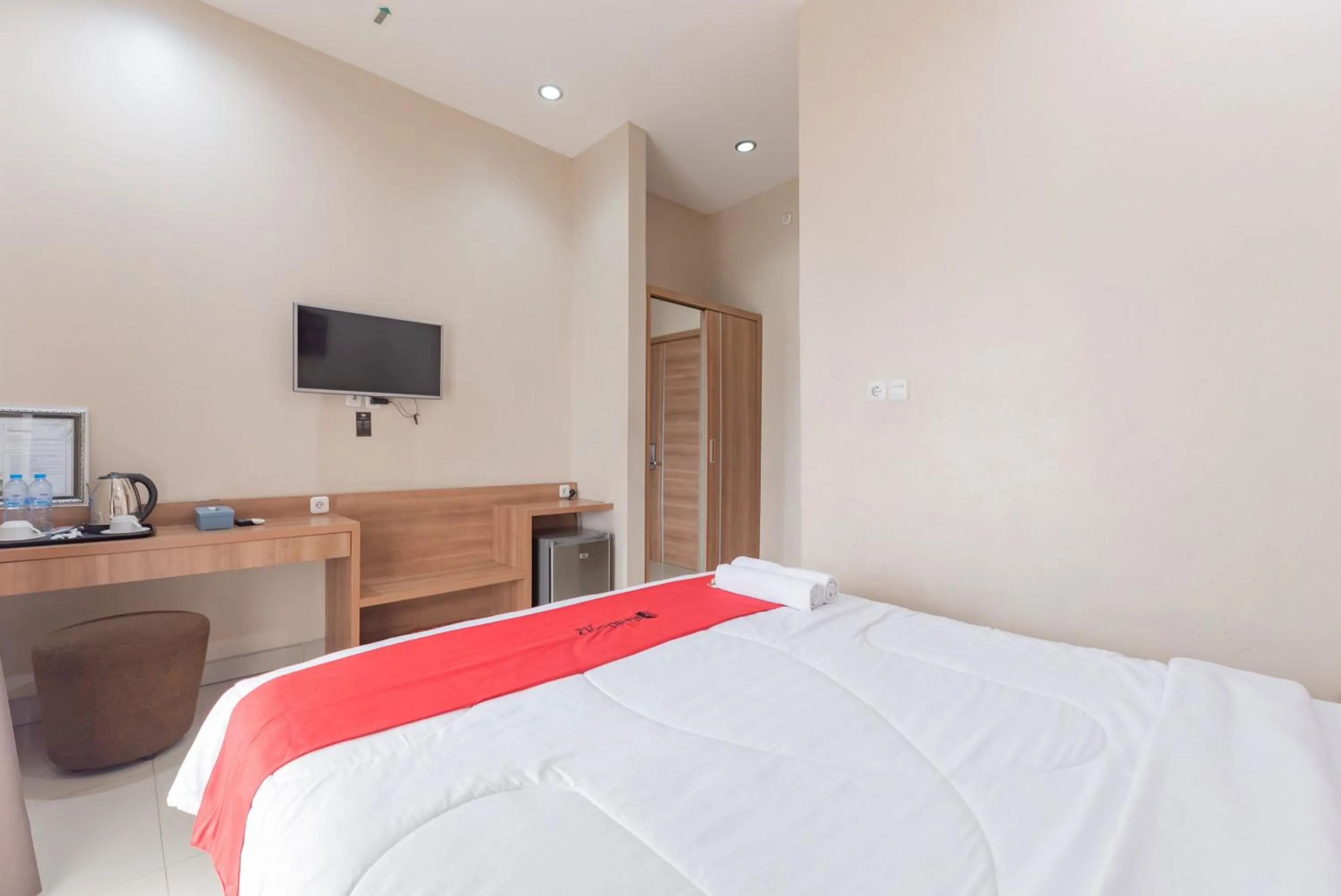 Bedroom, Bed in RedDoorz Premium @ Griya Inkoppabri Cisarua Puncak