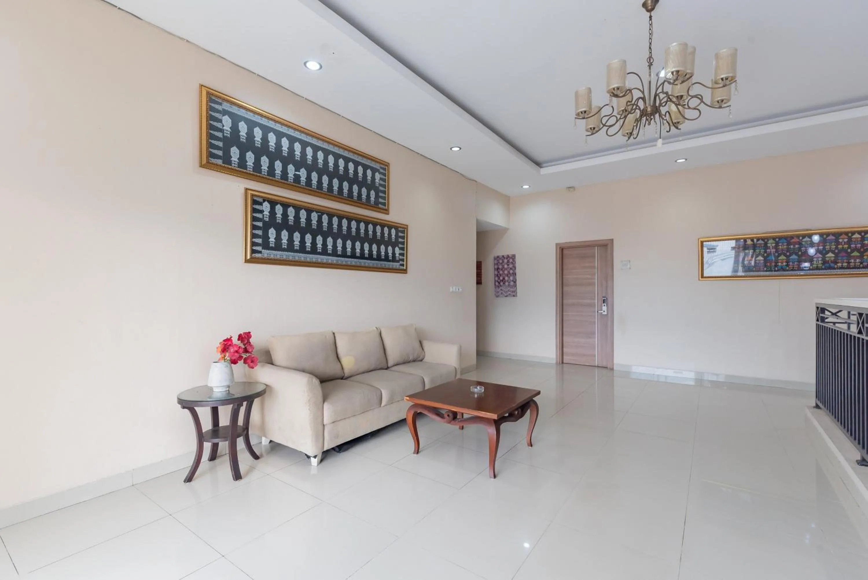 Seating area in RedDoorz Premium @ Griya Inkoppabri Cisarua Puncak