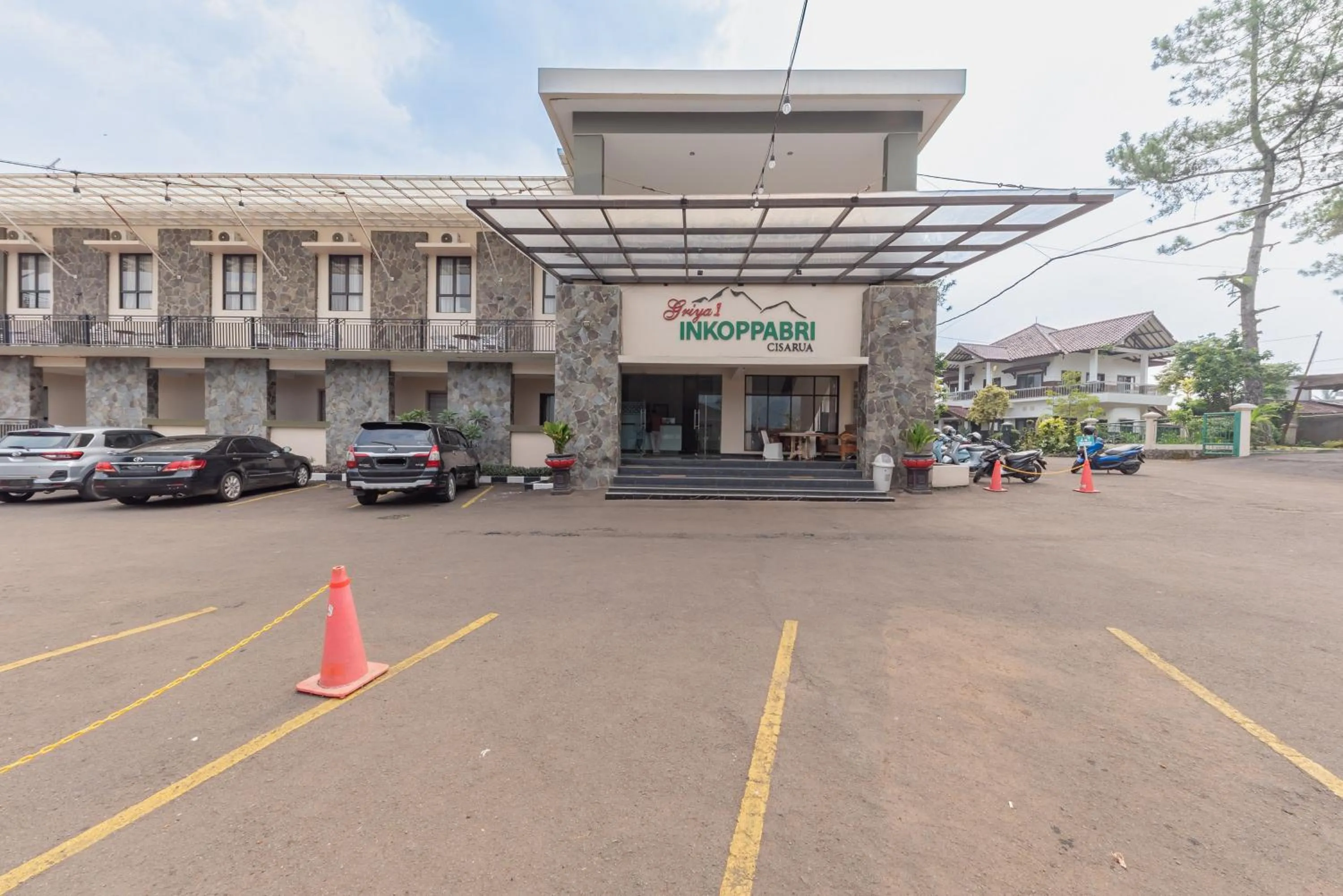 Parking in RedDoorz Premium @ Griya Inkoppabri Cisarua Puncak