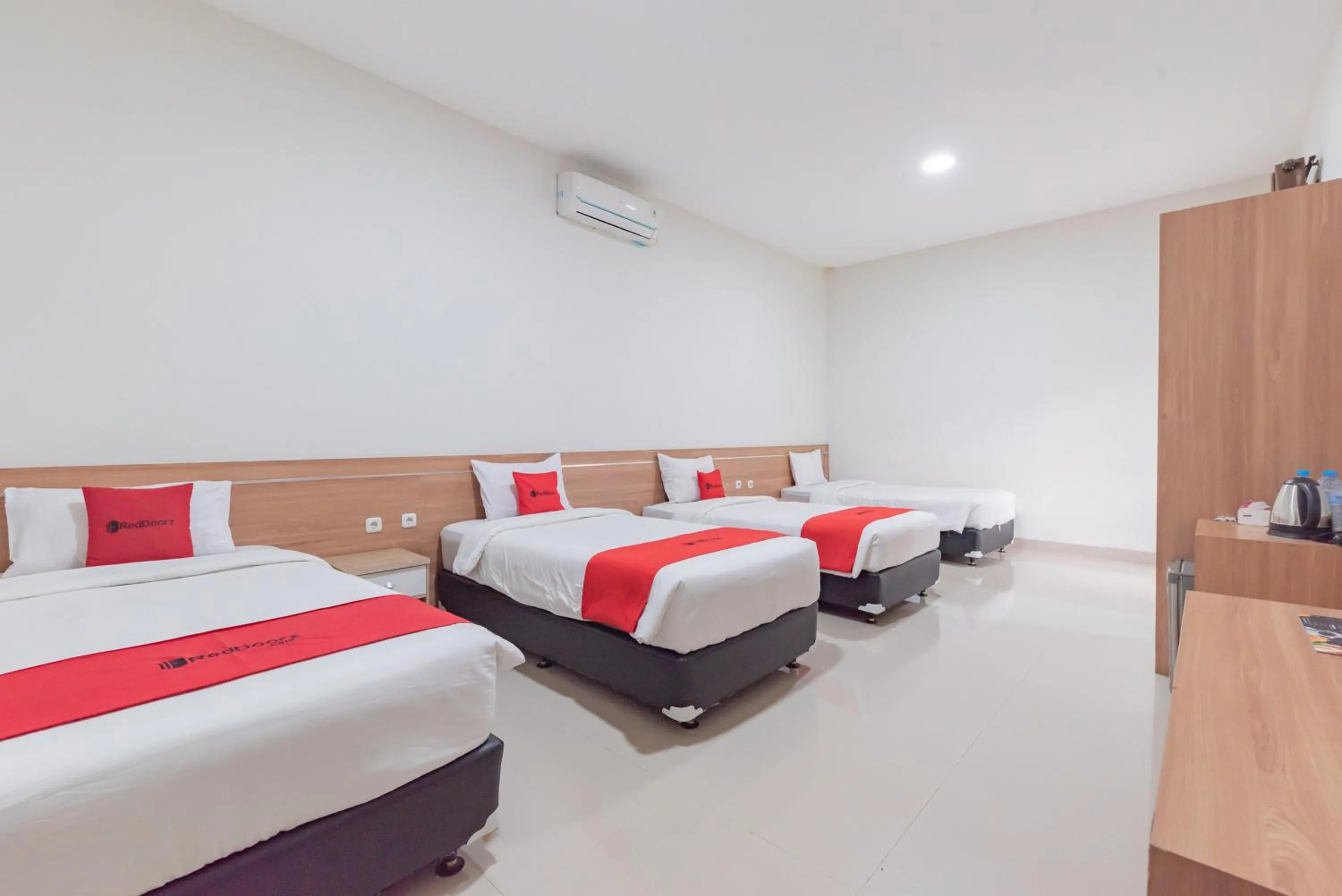 Bedroom, Bed in RedDoorz Premium @ Griya Inkoppabri Cisarua Puncak