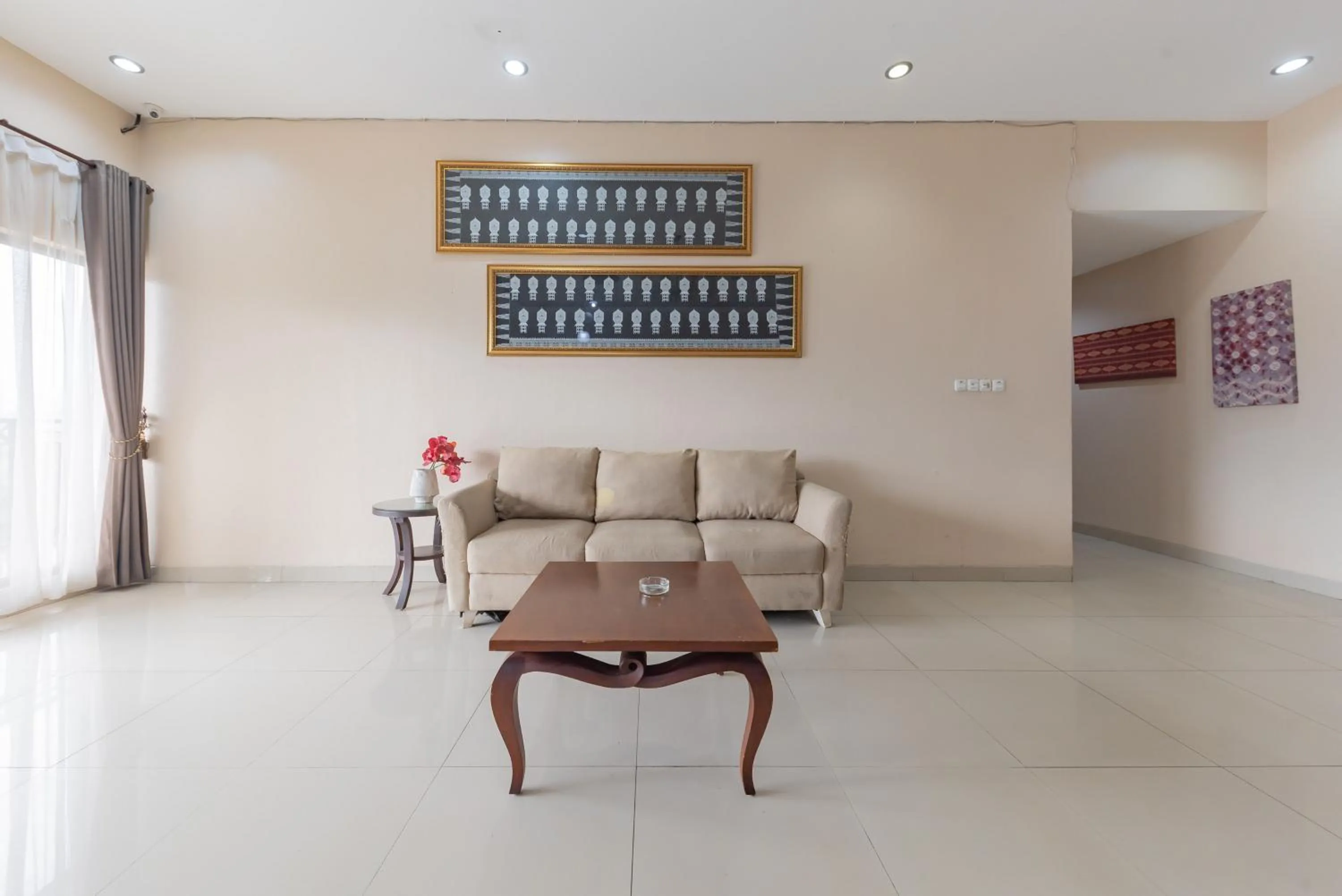 Seating area in RedDoorz Premium @ Griya Inkoppabri Cisarua Puncak