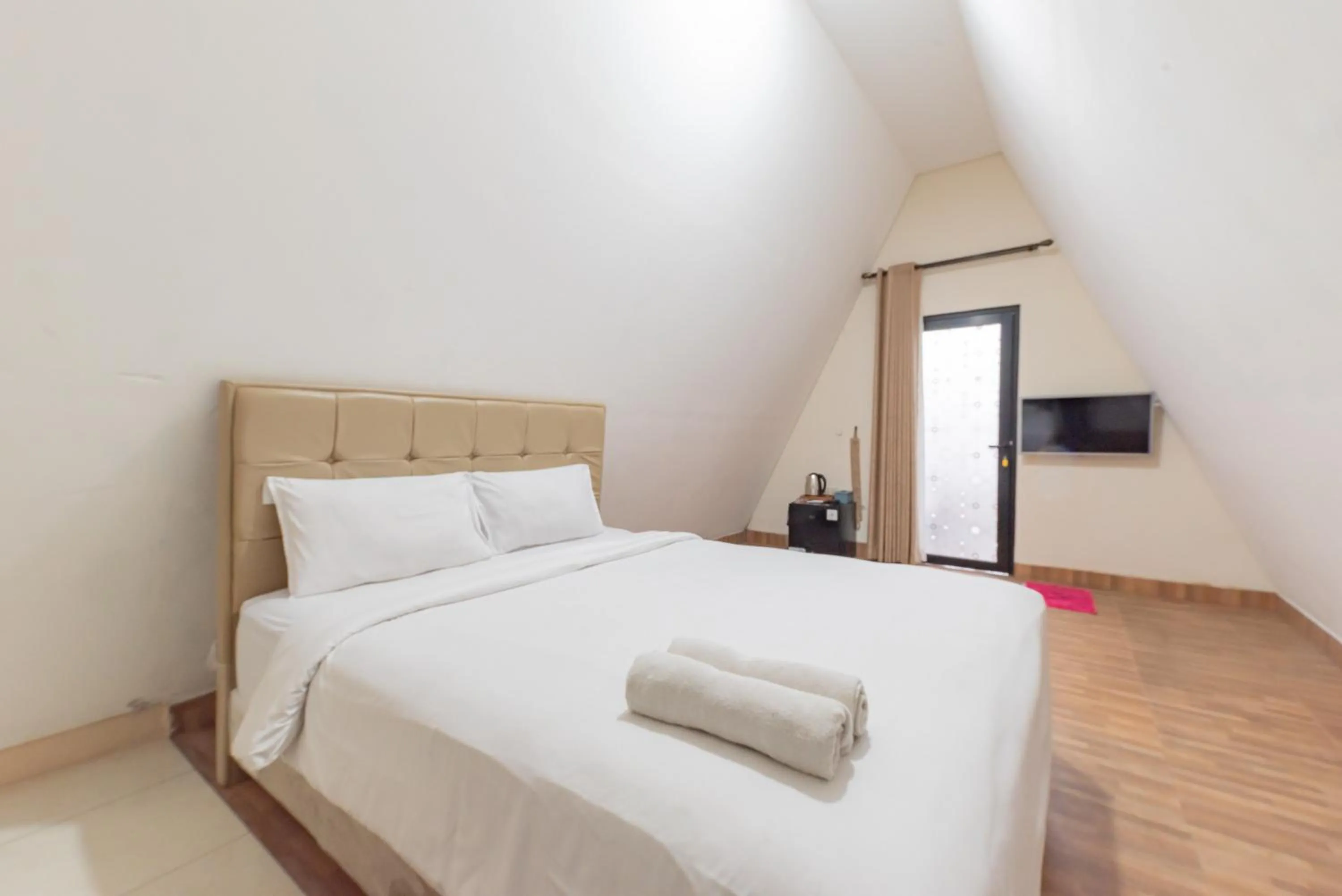 Bedroom, Bed in RedDoorz Premium @ Griya Inkoppabri Cisarua Puncak