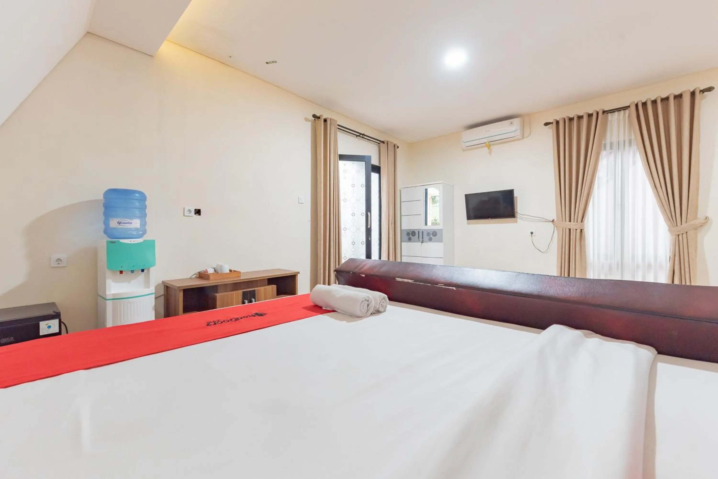 Bedroom, Bed in RedDoorz Premium @ Griya Inkoppabri Cisarua Puncak