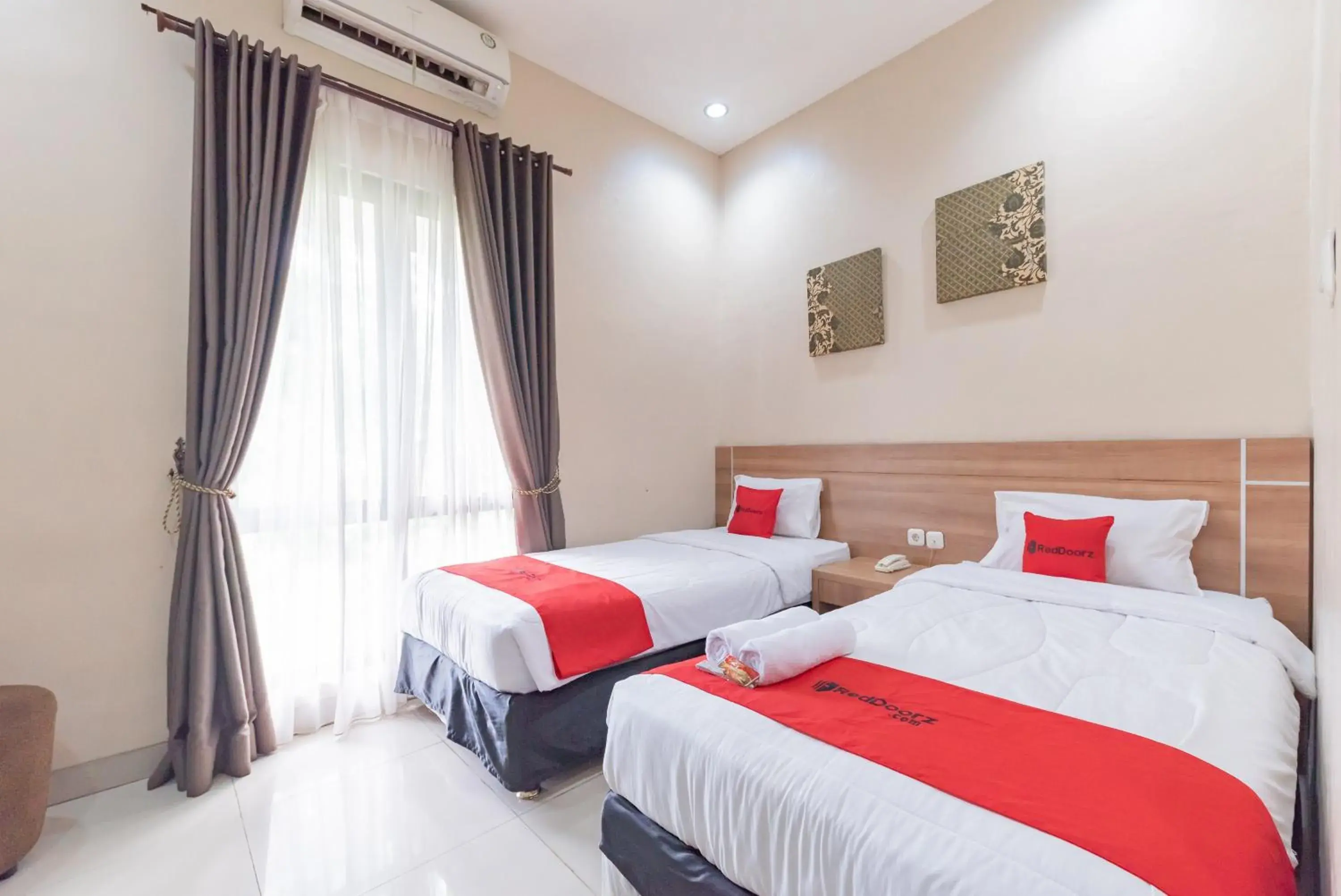 Deluxe Twin Room in RedDoorz Premium @ Griya Inkoppabri Cisarua Puncak Deluxe Twin Room in RedDoorz Premium @ Griya Inkoppabri Cisarua Puncak