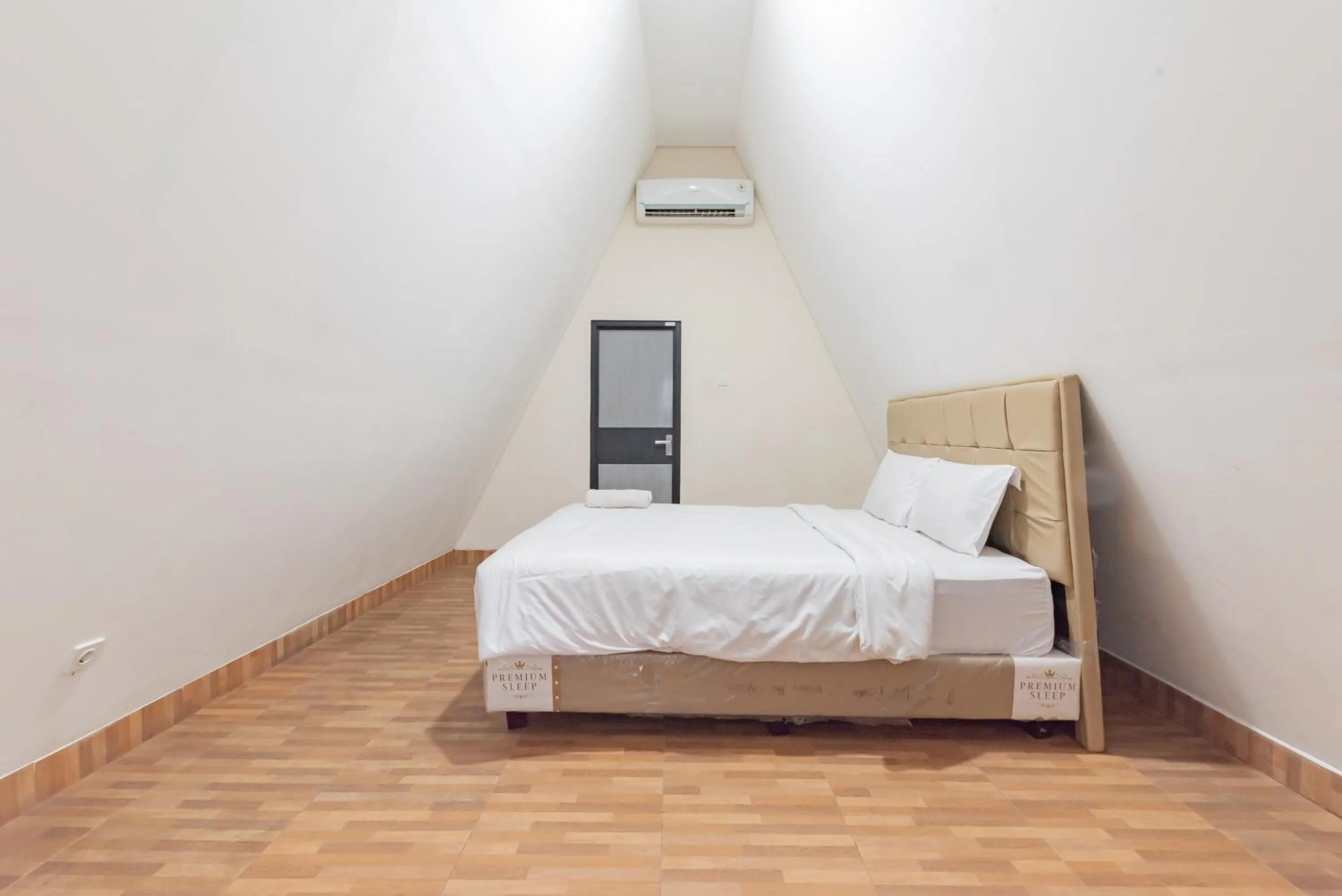 Bedroom, Bed in RedDoorz Premium @ Griya Inkoppabri Cisarua Puncak