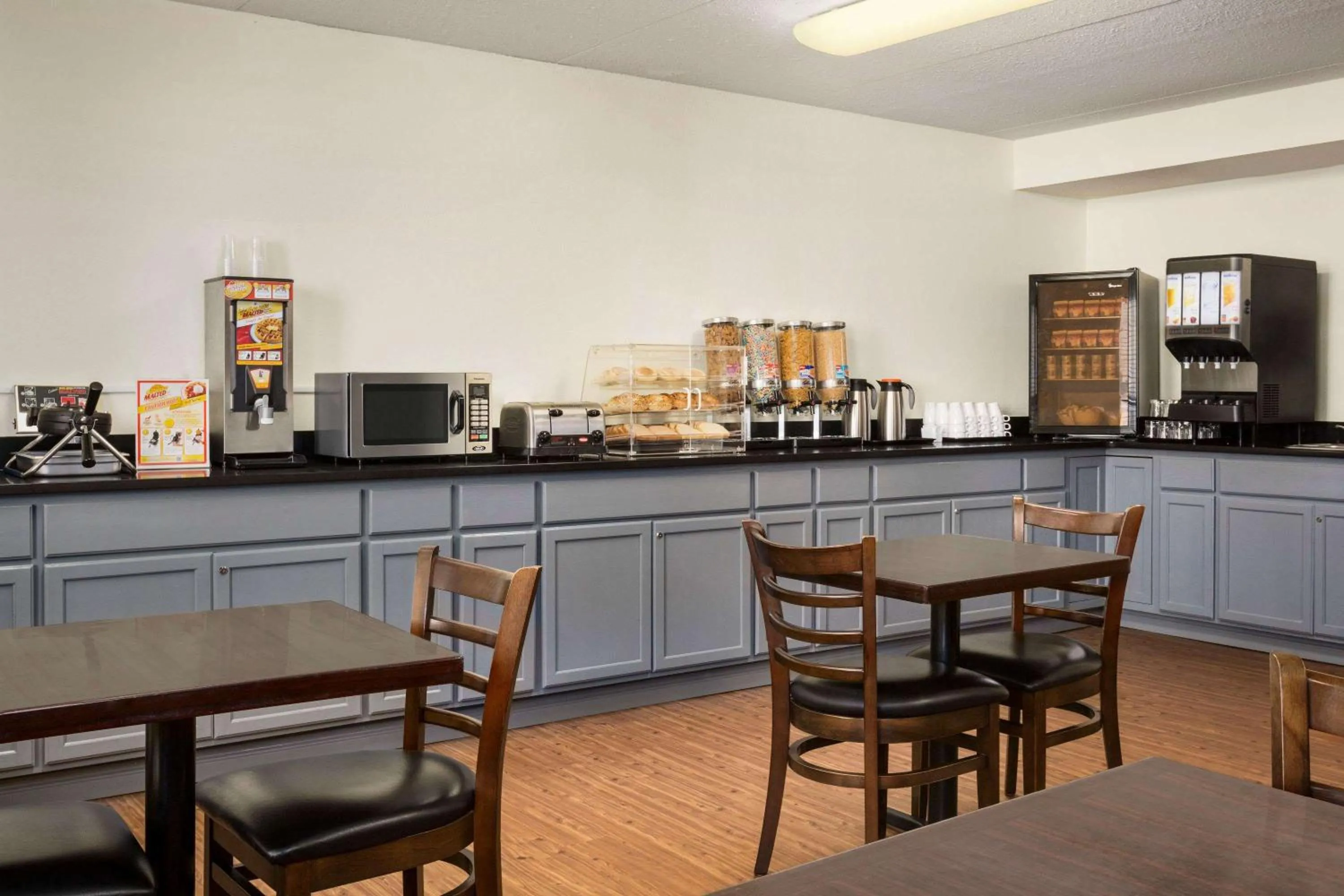 Restaurant/places to eat in Travelodge by Wyndham Edmonton West