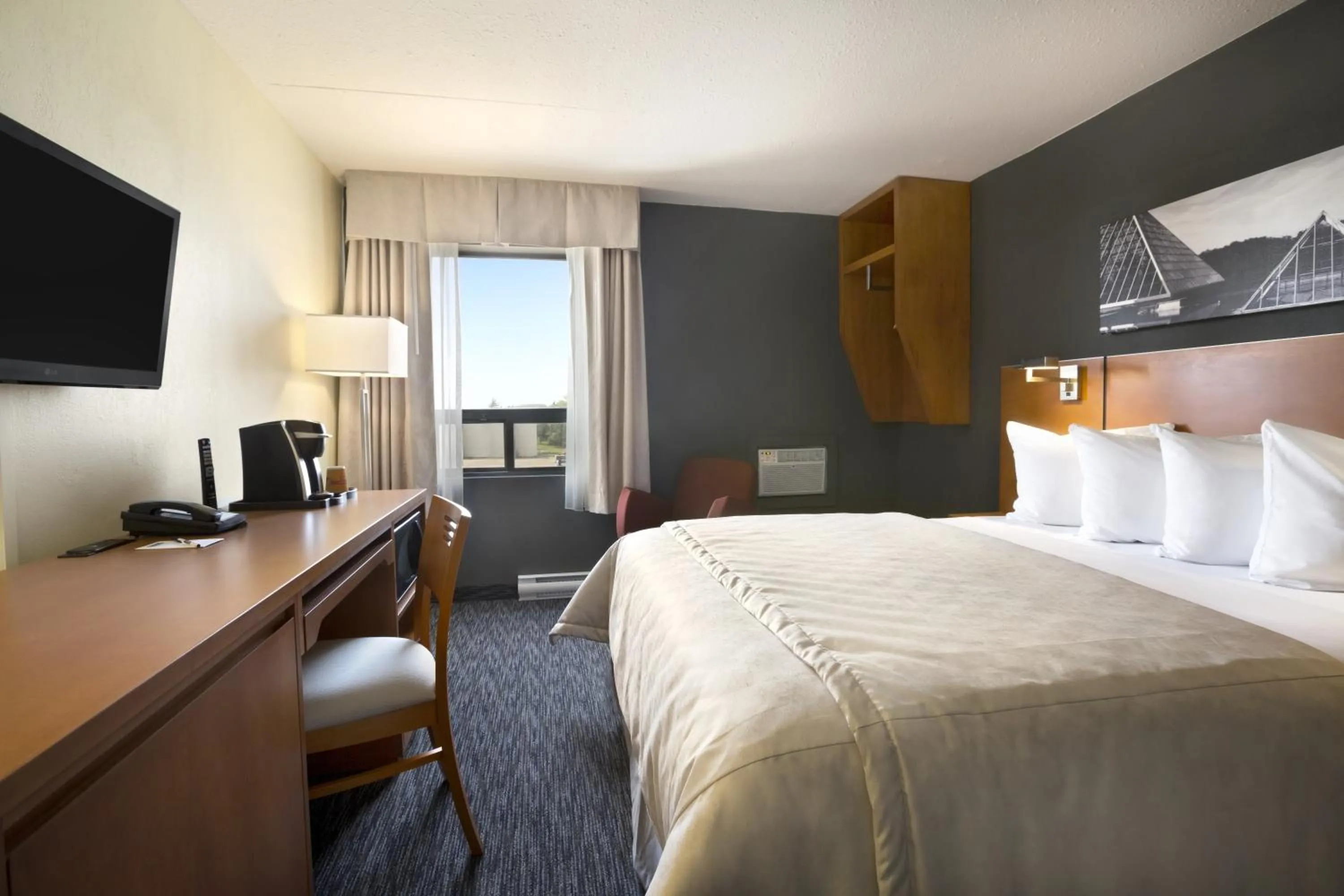 Bedroom, Bed in Travelodge by Wyndham Edmonton West