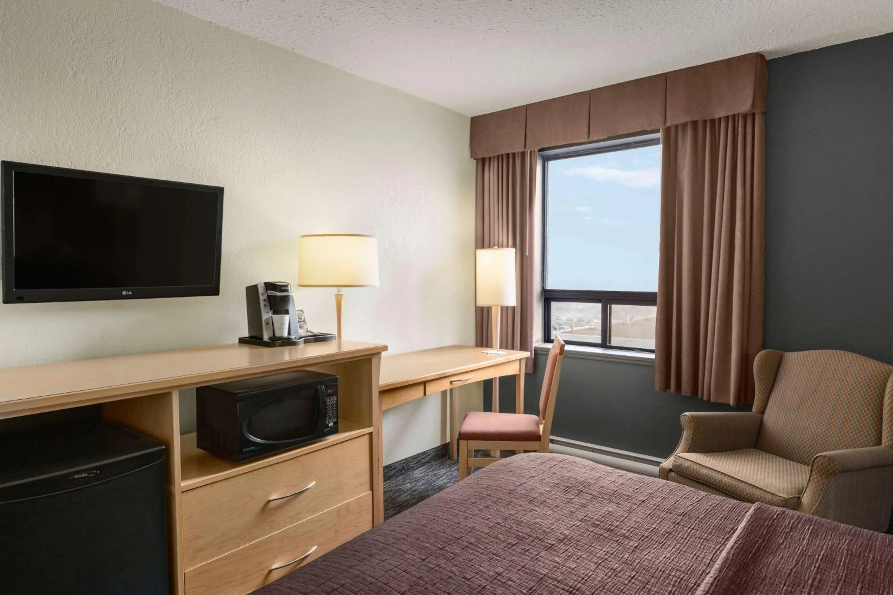 Photo of the whole room, Bed in Travelodge by Wyndham Edmonton West