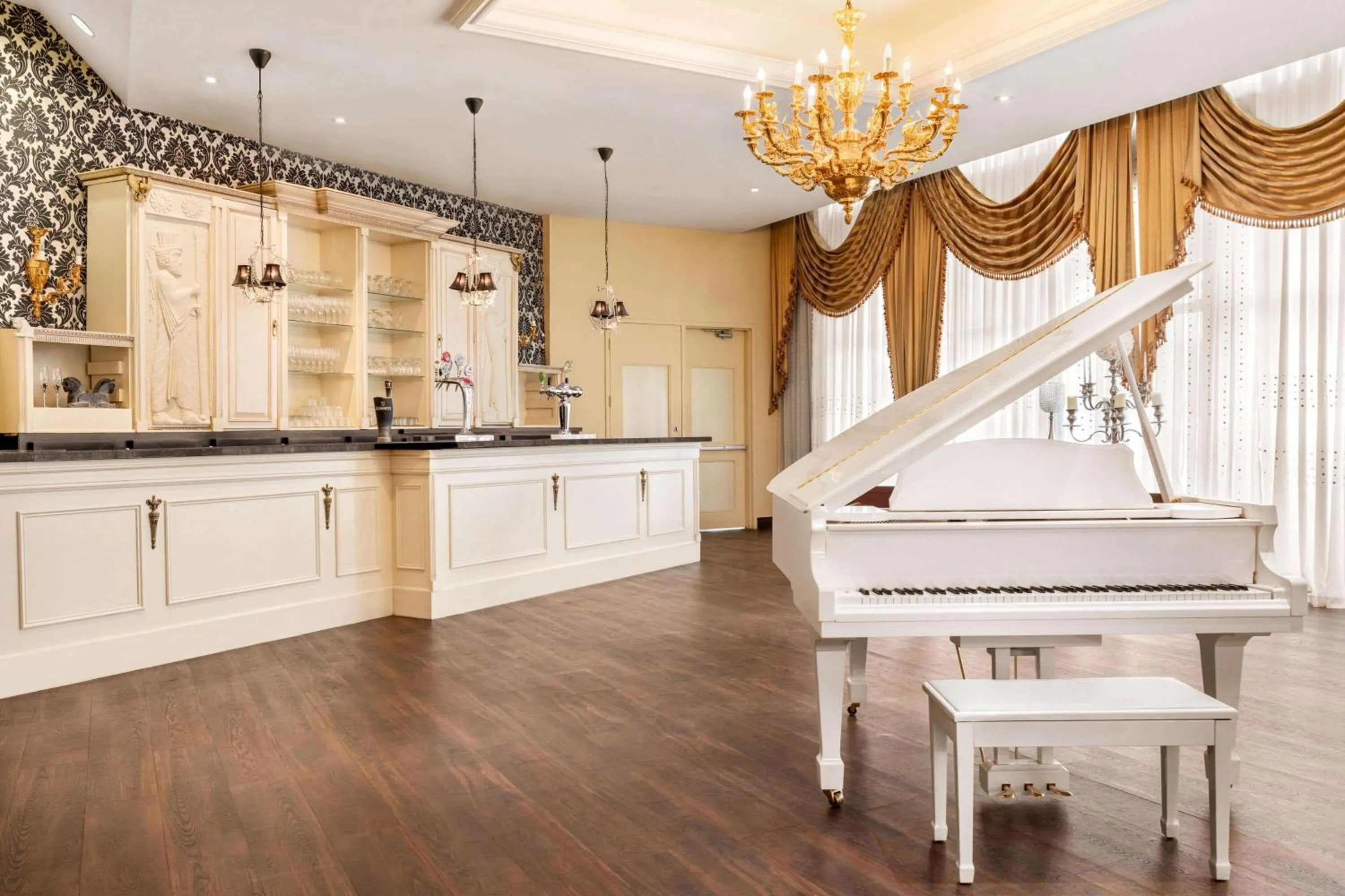 Lounge or bar in Travelodge by Wyndham Richmond Hill