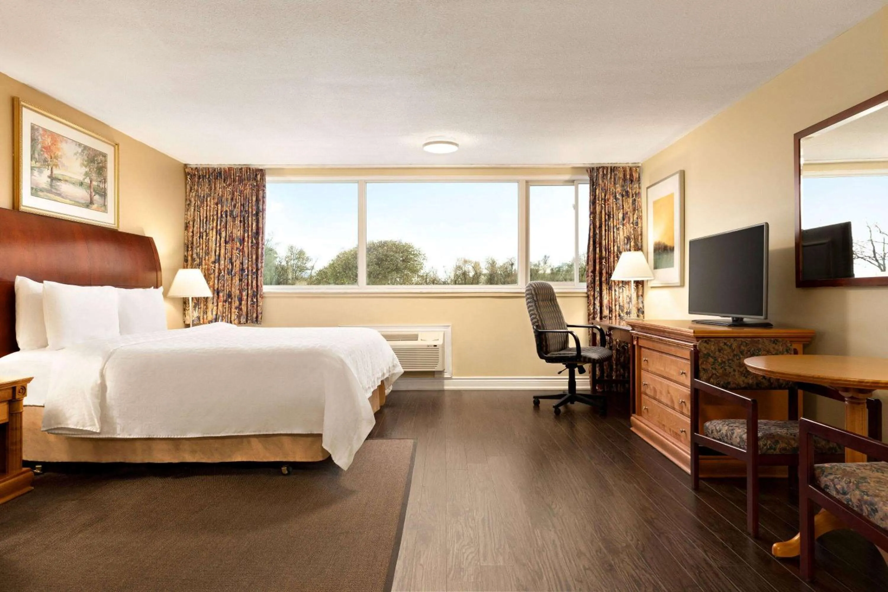 Photo of the whole room, Bed in Travelodge by Wyndham Richmond Hill