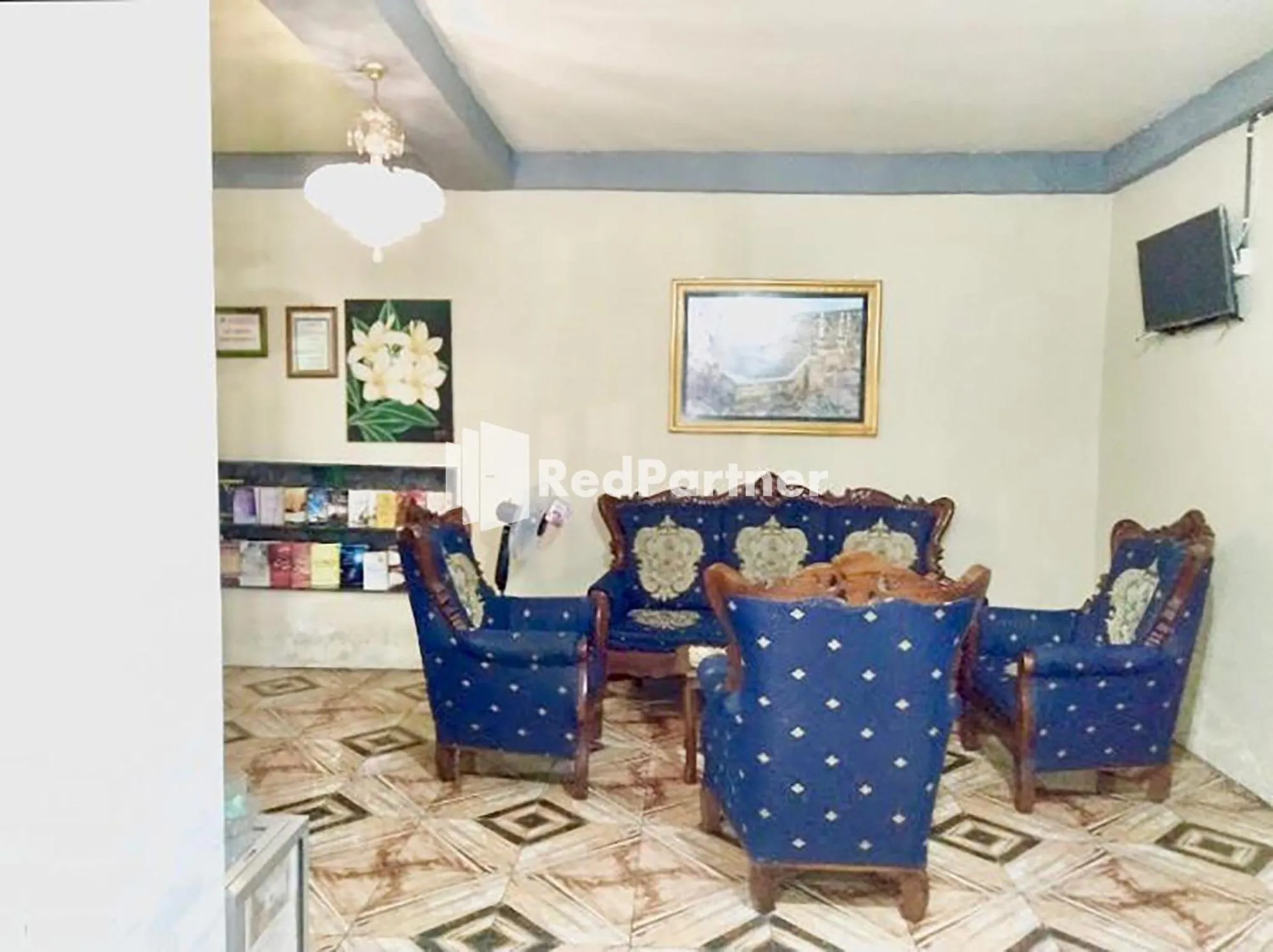 Seating area in Hotel Indah Grogot Syariah Mitra RedDoorz