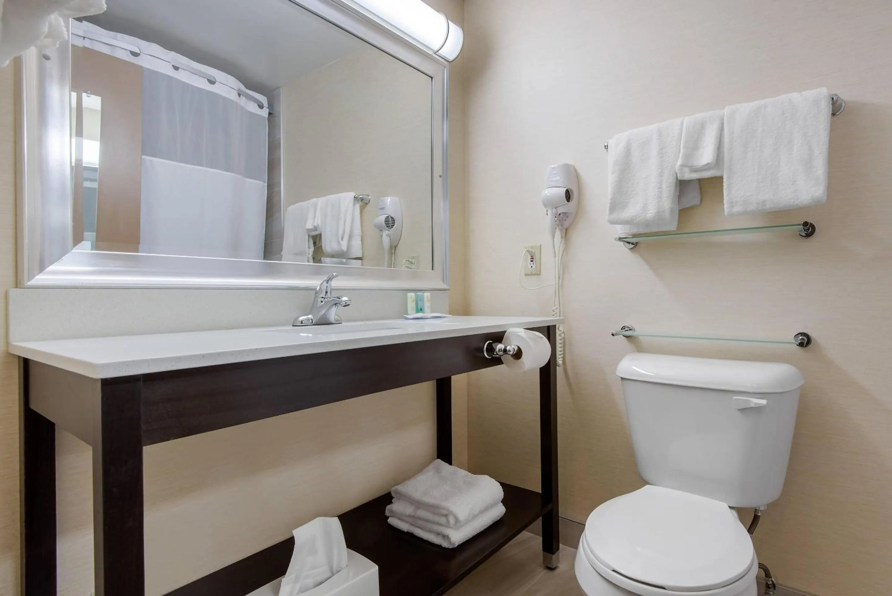 Bedroom in Quality Inn & Conference Centre Downtown Sudbury