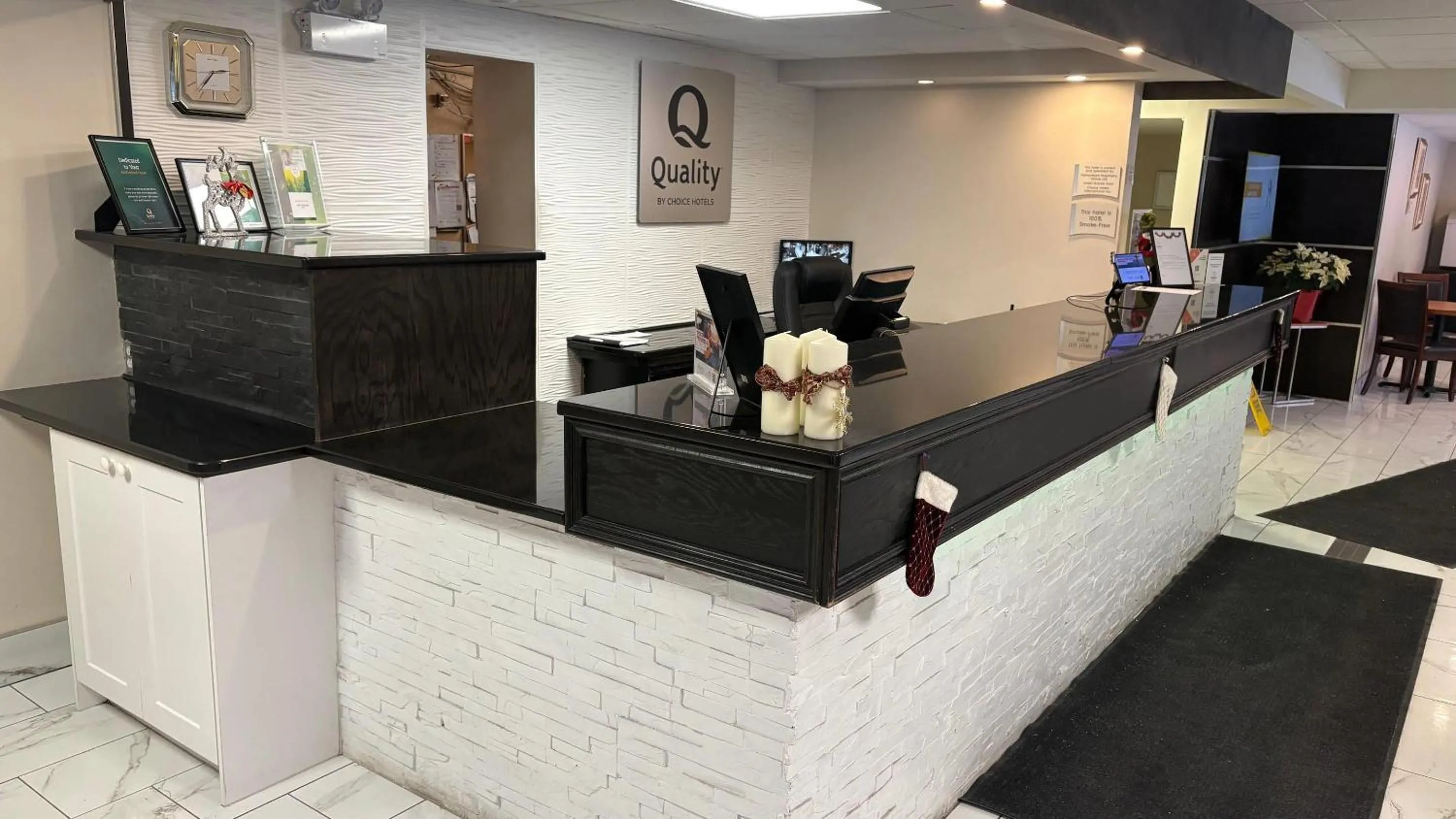 Lobby or reception in Quality Inn & Conference Centre Downtown Sudbury