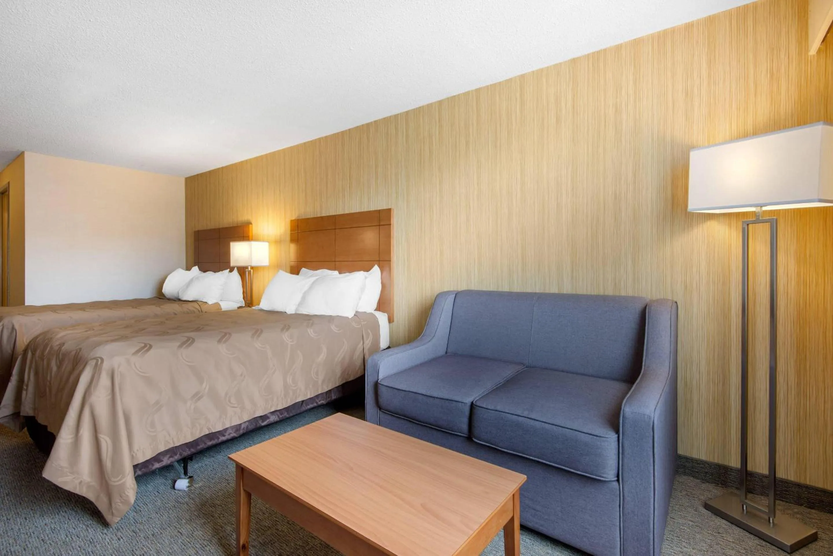 Bedroom, Bed in Quality Inn & Conference Centre Downtown Sudbury