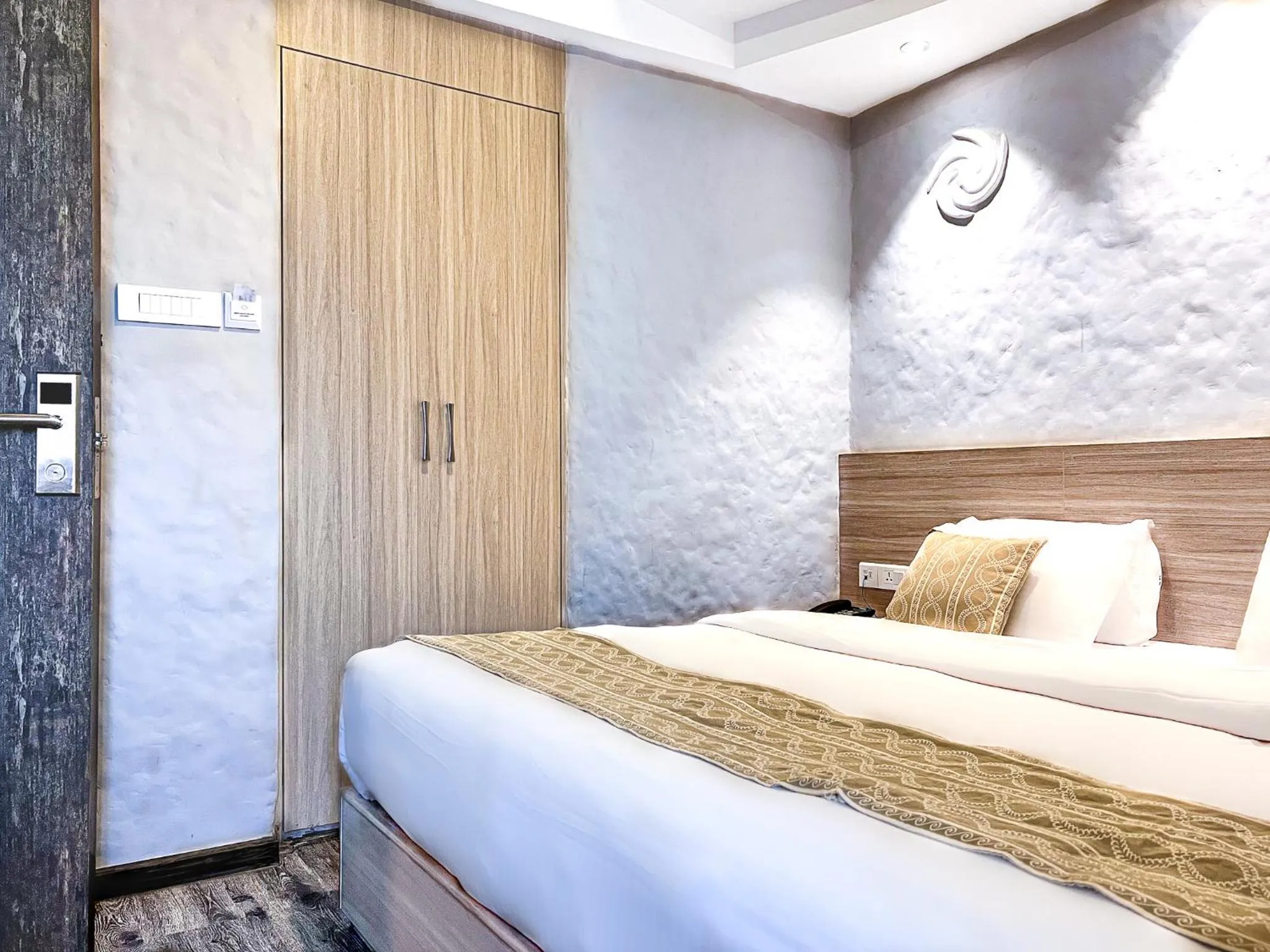 wardrobe, Bed in Vastu Boutique Hotel