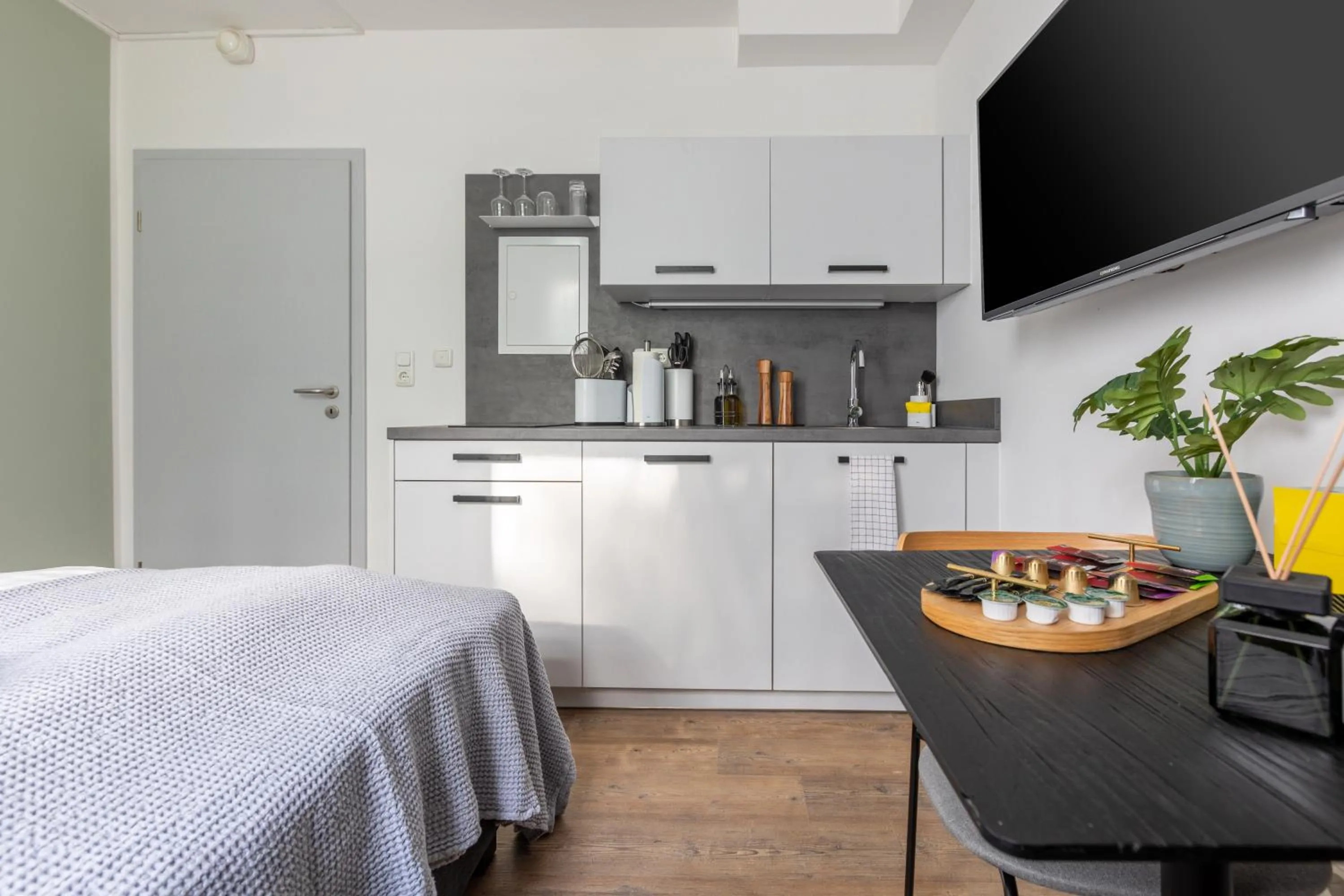 Kitchen or kitchenette, Bed in Limehome Hannover Bleichenstraße - Digital Access