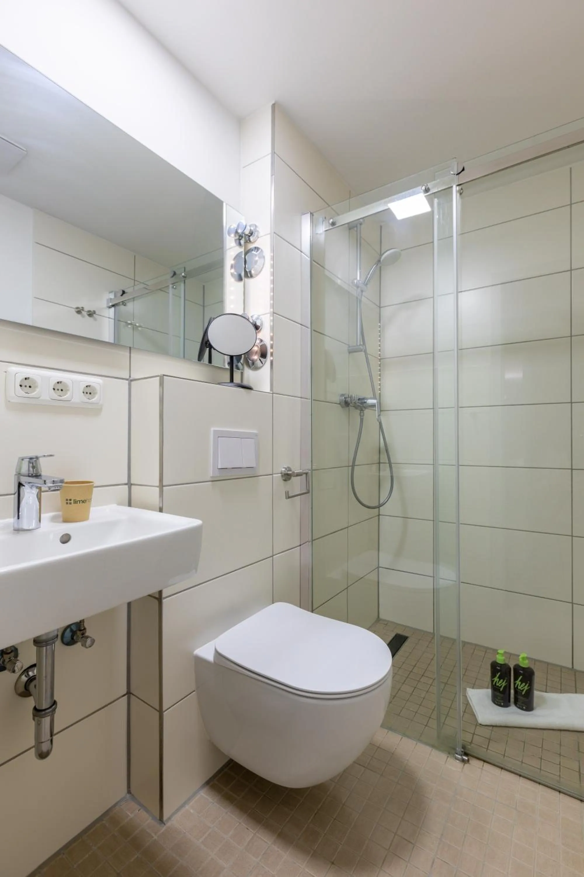 Shower in Limehome Hannover Bleichenstraße - Digital Access