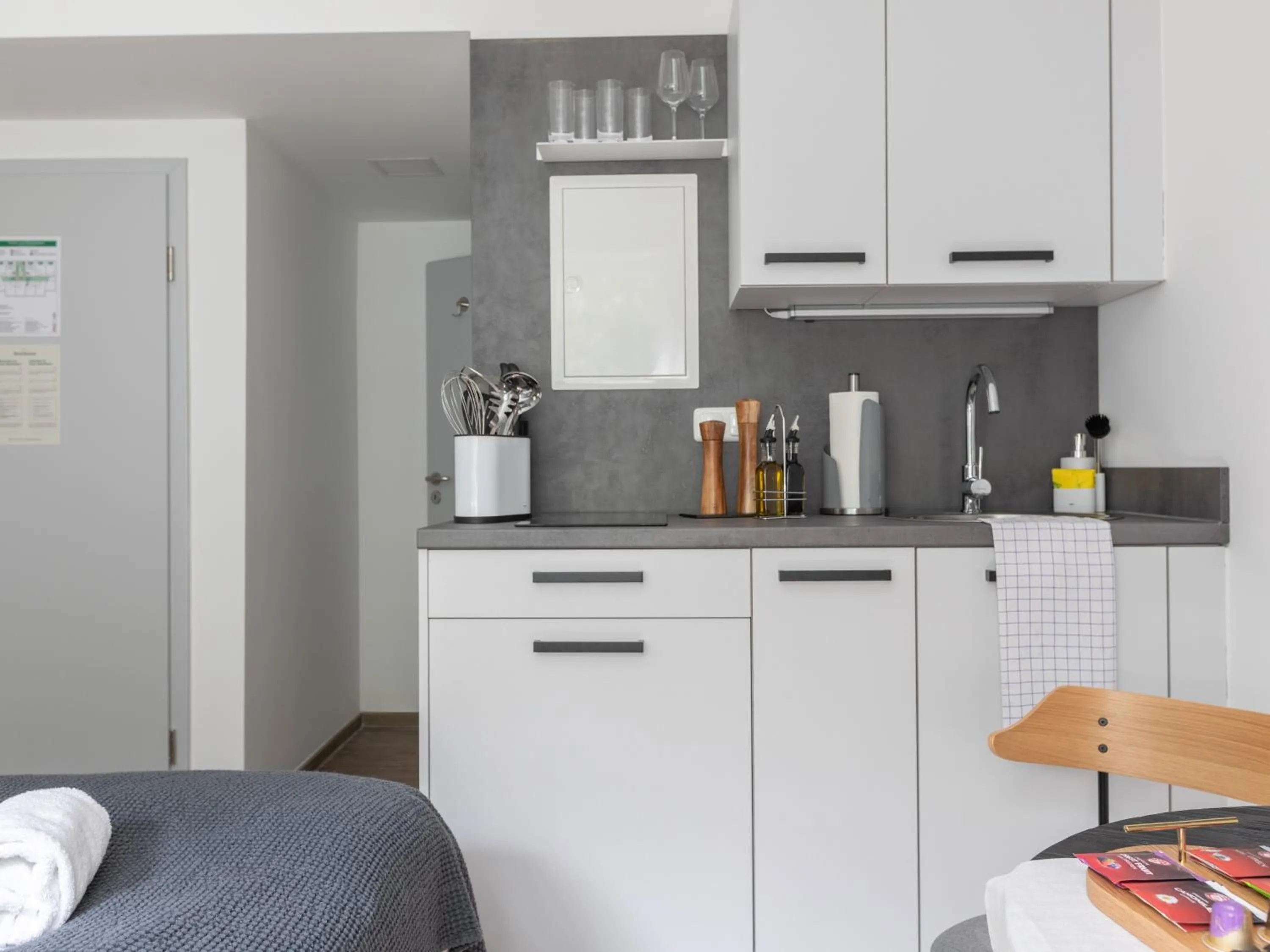 Kitchen or kitchenette in Limehome Hannover Bleichenstraße - Digital Access