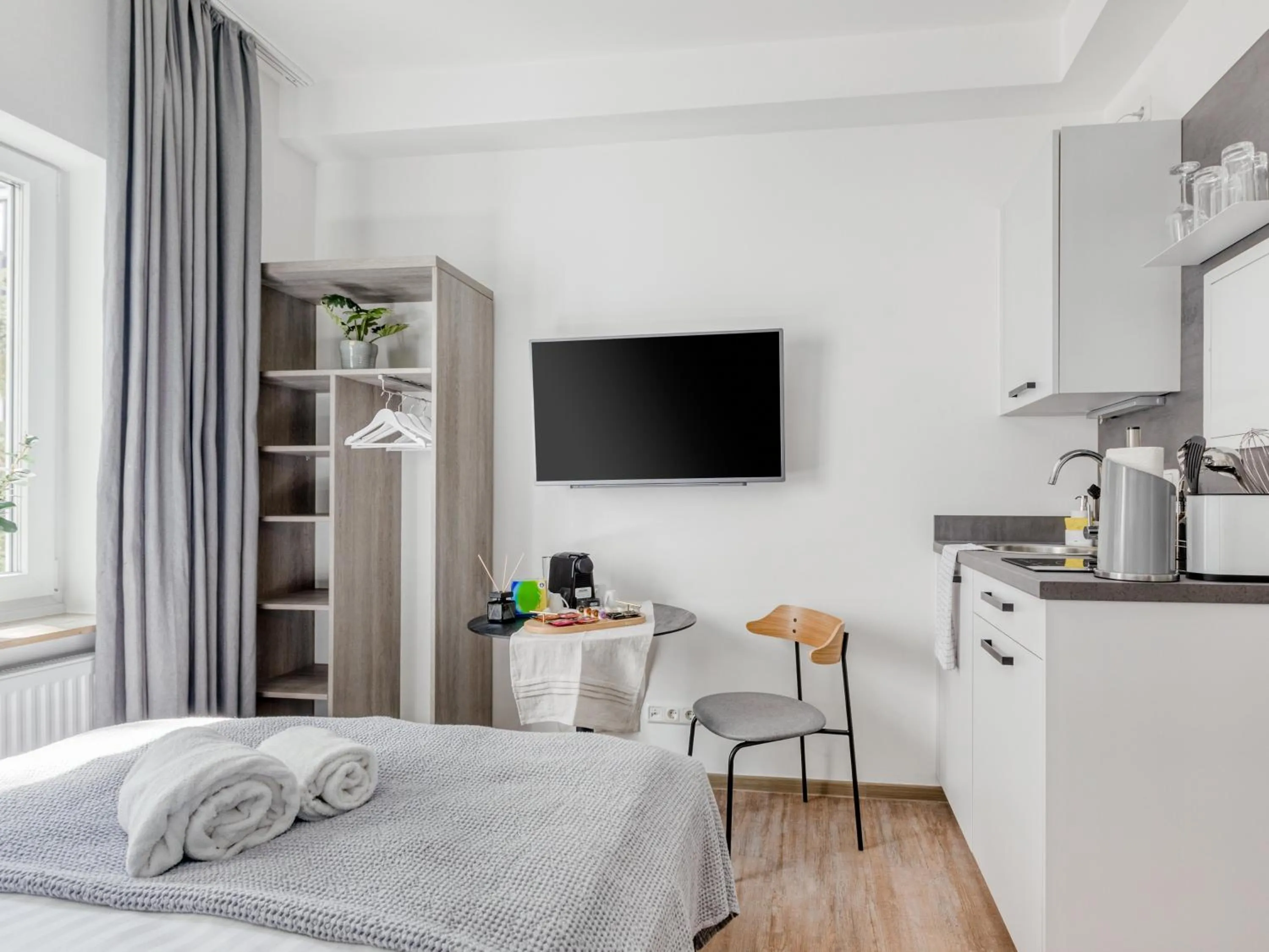 Photo of the whole room, Bed in Limehome Hannover Bleichenstraße - Digital Access