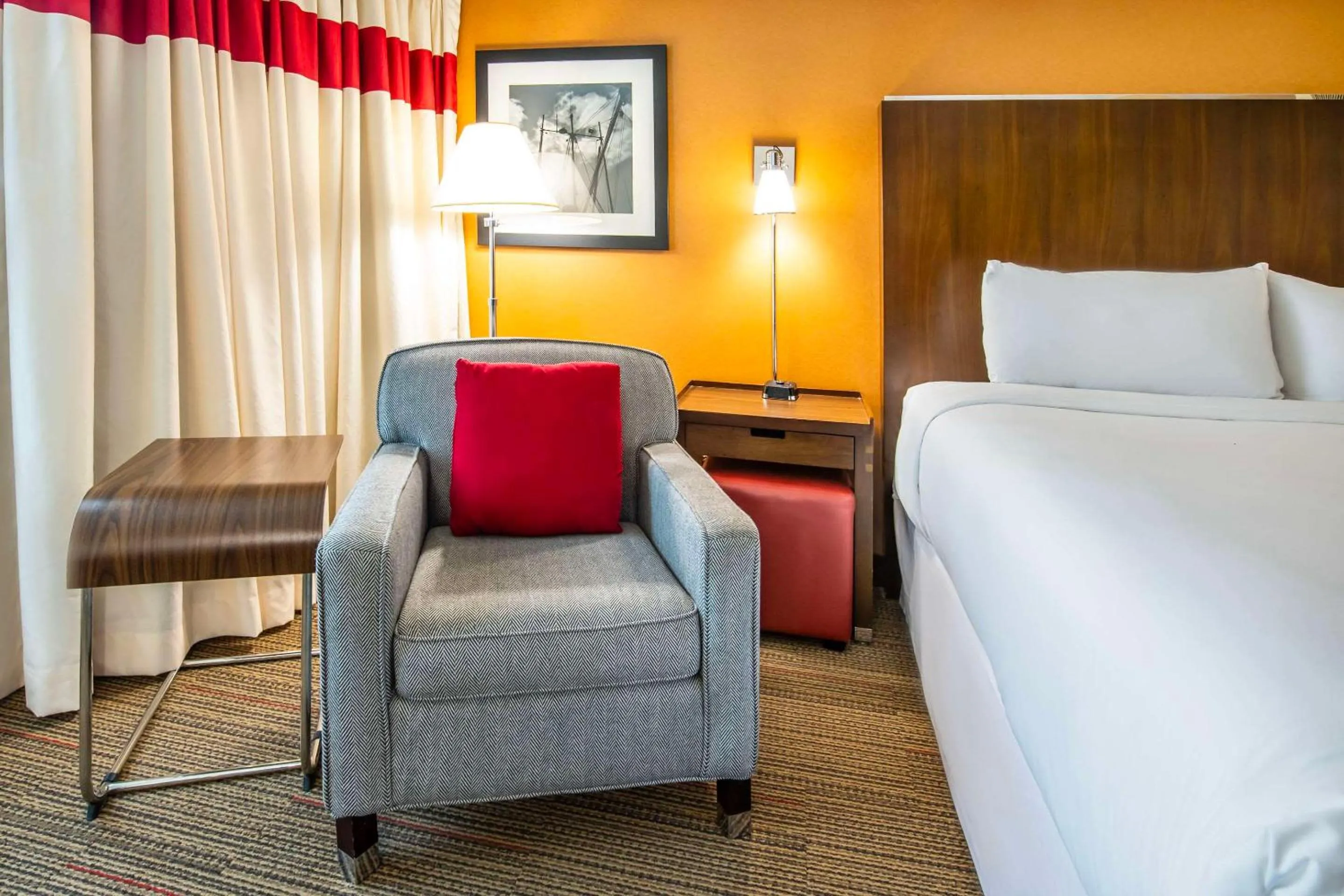 Bedroom, Bed in Grand Park Hotel Vancouver Airport, an Ascend Collection Hotel