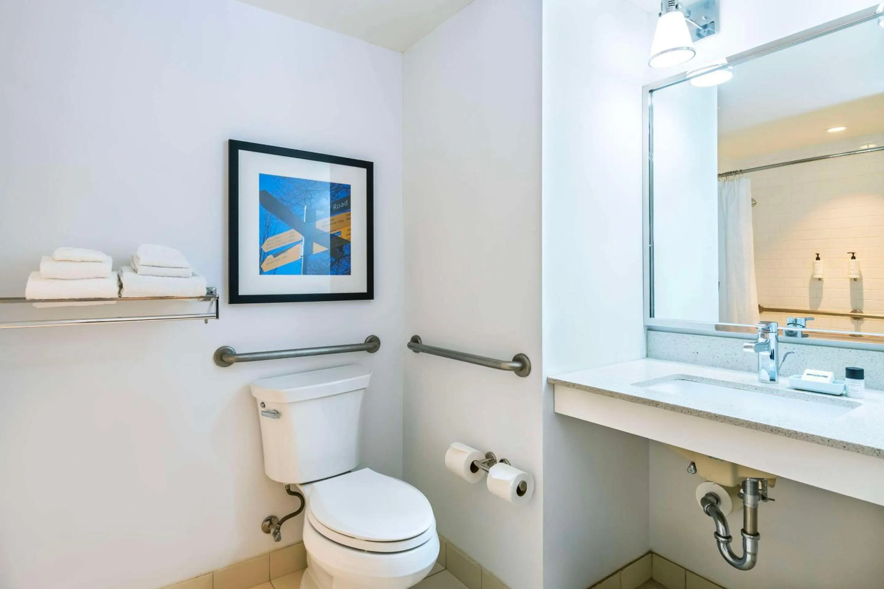 Bedroom in Grand Park Hotel Vancouver Airport, an Ascend Collection Hotel