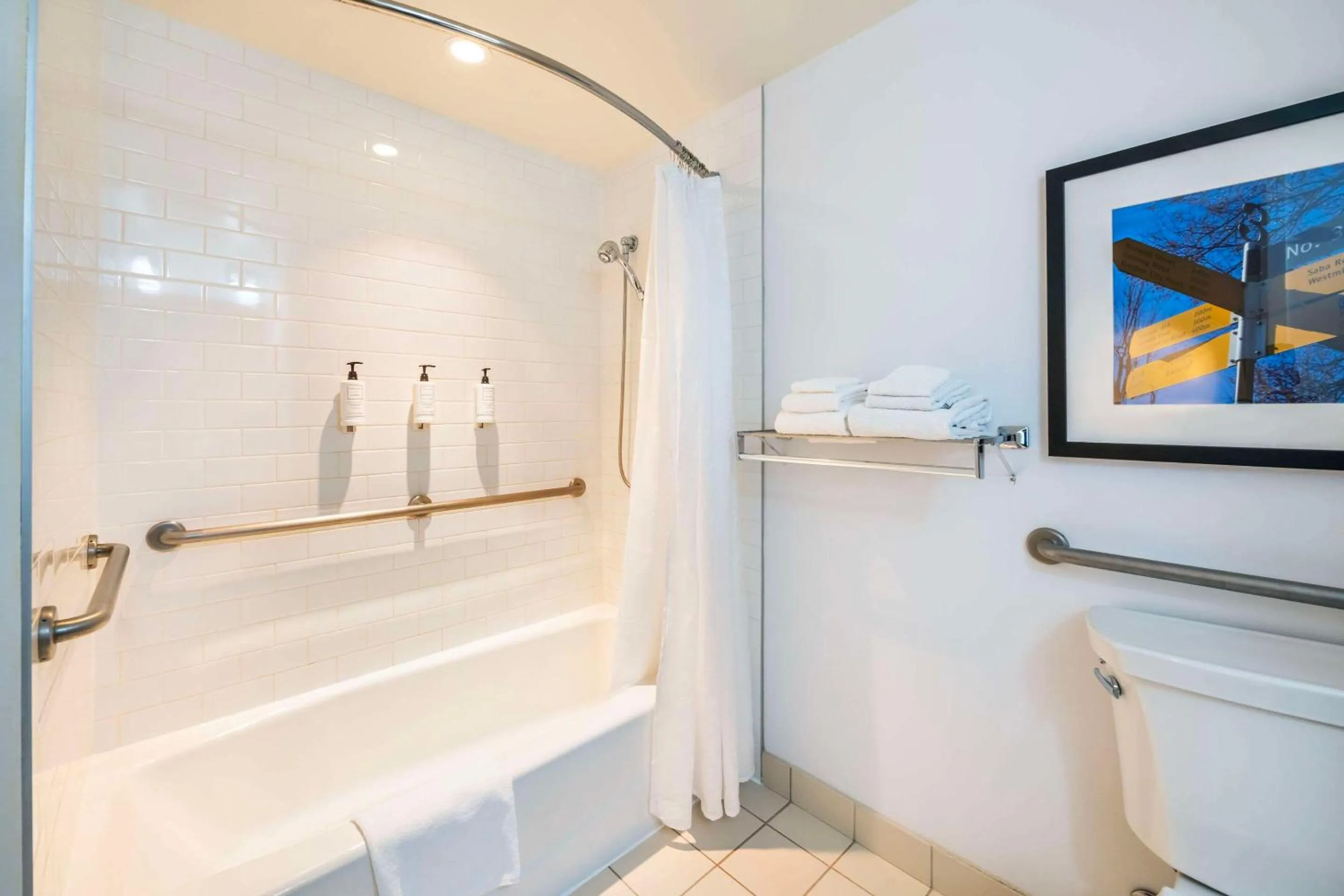 Bedroom in Grand Park Hotel Vancouver Airport, an Ascend Collection Hotel