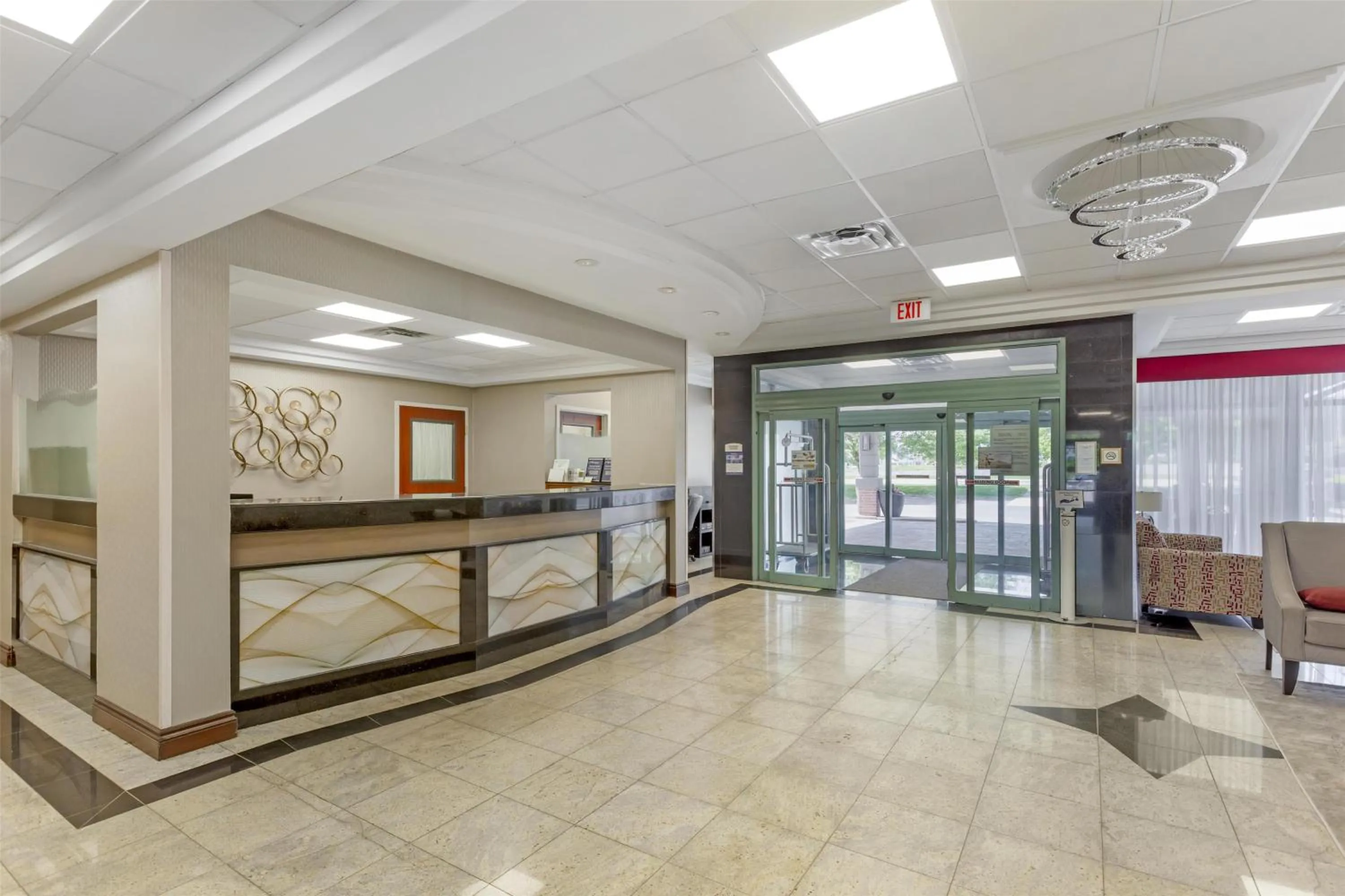 Lobby or reception in Best Western Plus Travel Hotel Toronto Airport