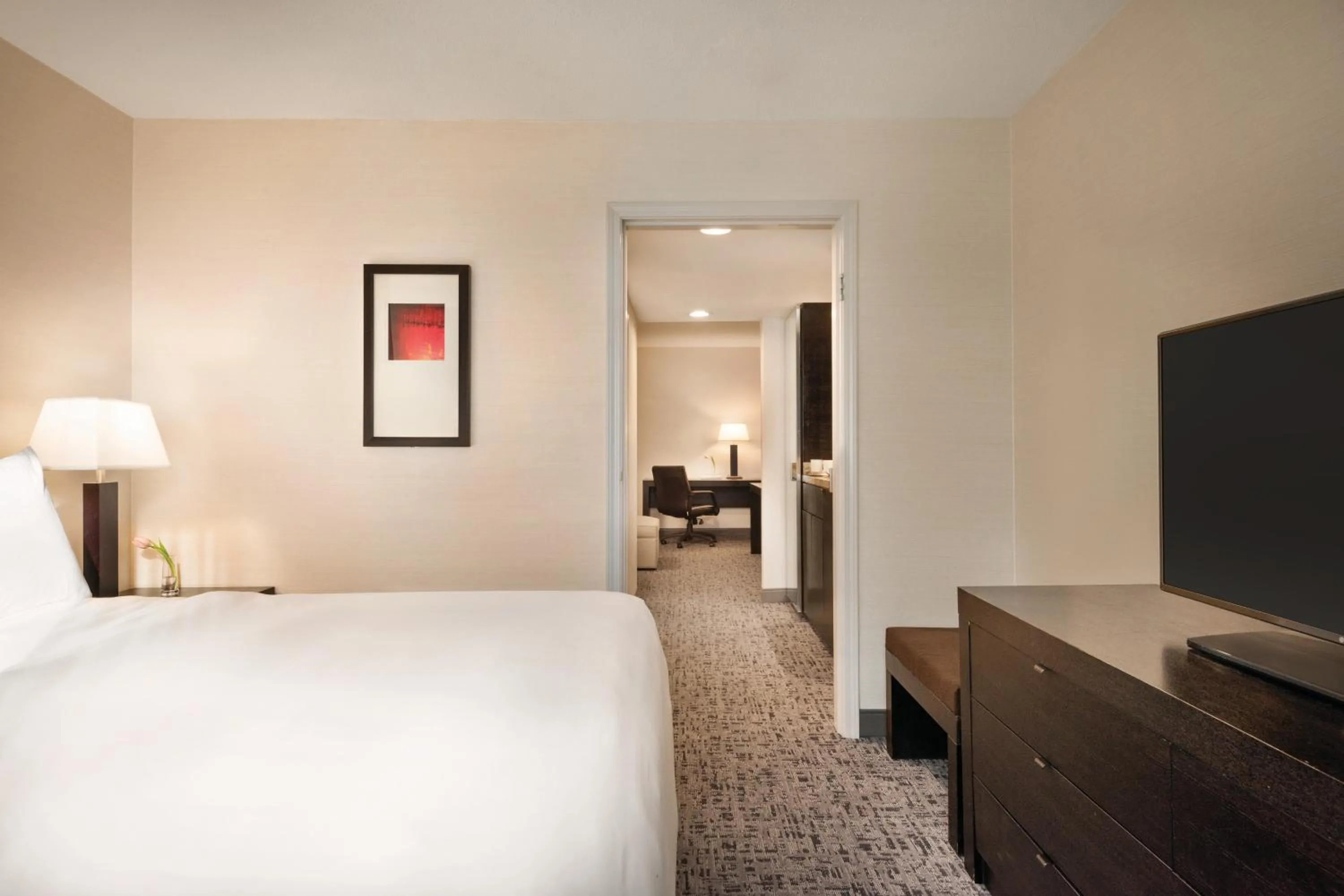 Bedroom, Bed in Radisson Hotel Vancouver Airport