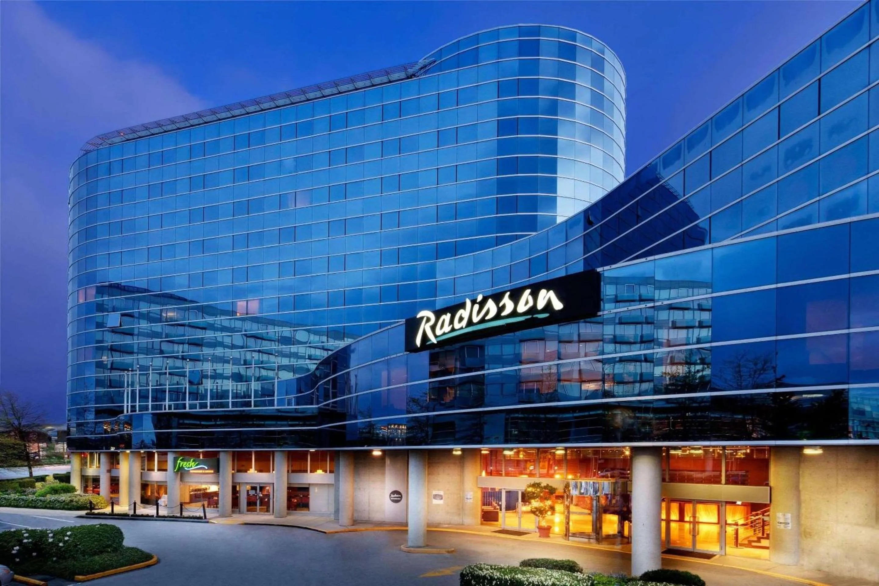 Property building in Radisson Hotel Vancouver Airport