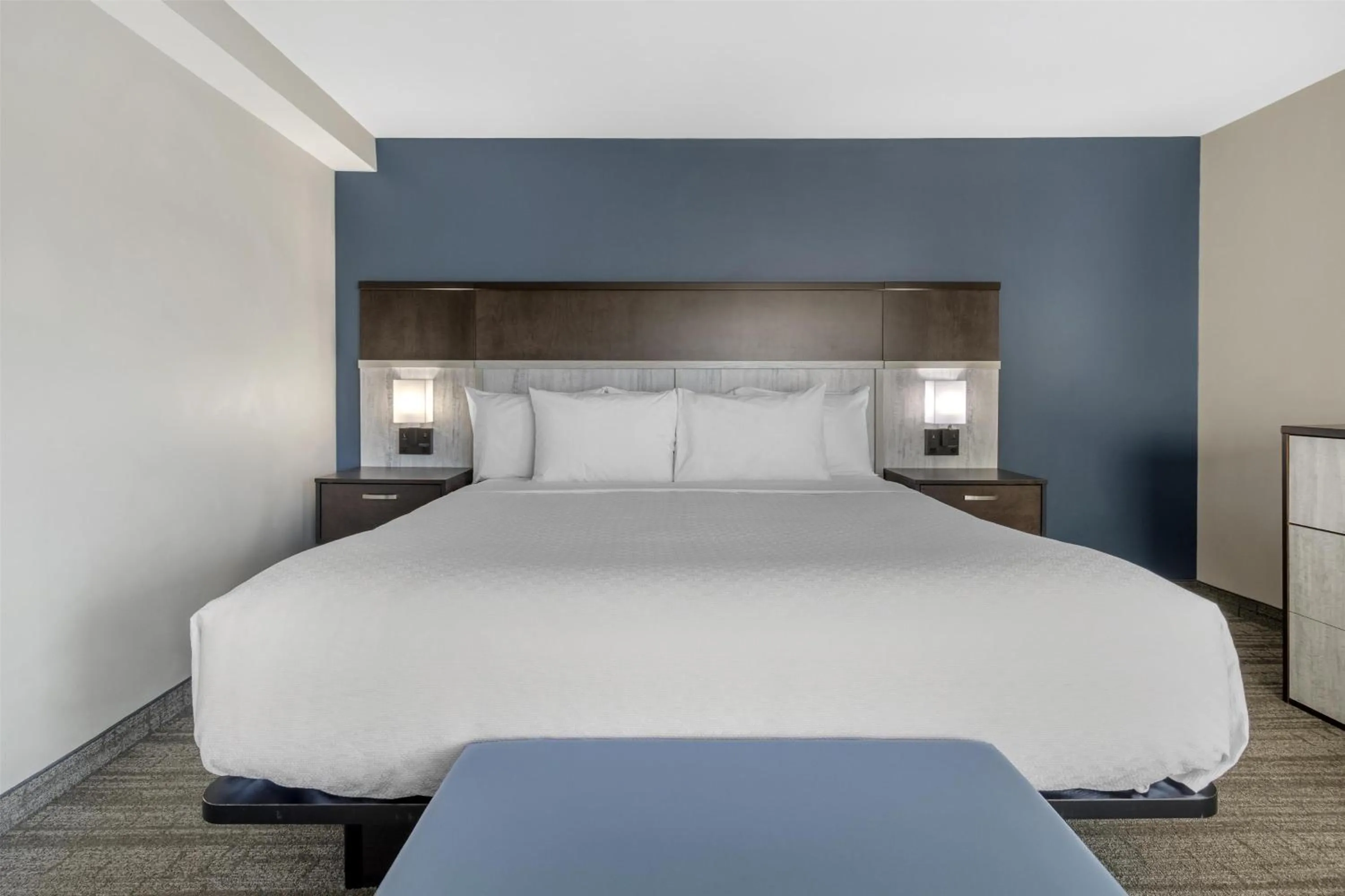 Bedroom, Bed in Best Western Plus Chocolate Lake Hotel - Halifax