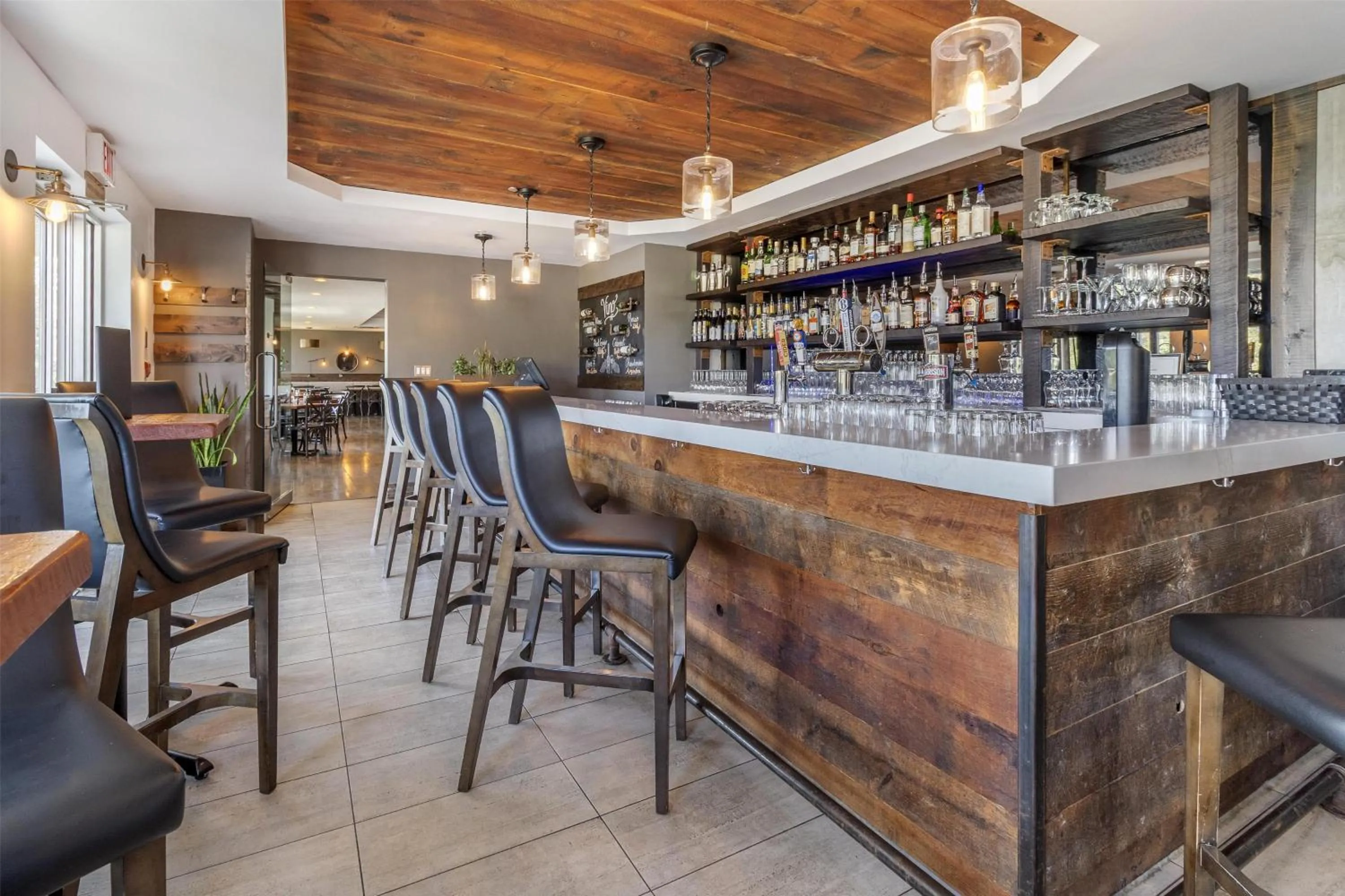 Lounge or bar in Best Western Plus Chocolate Lake Hotel - Halifax