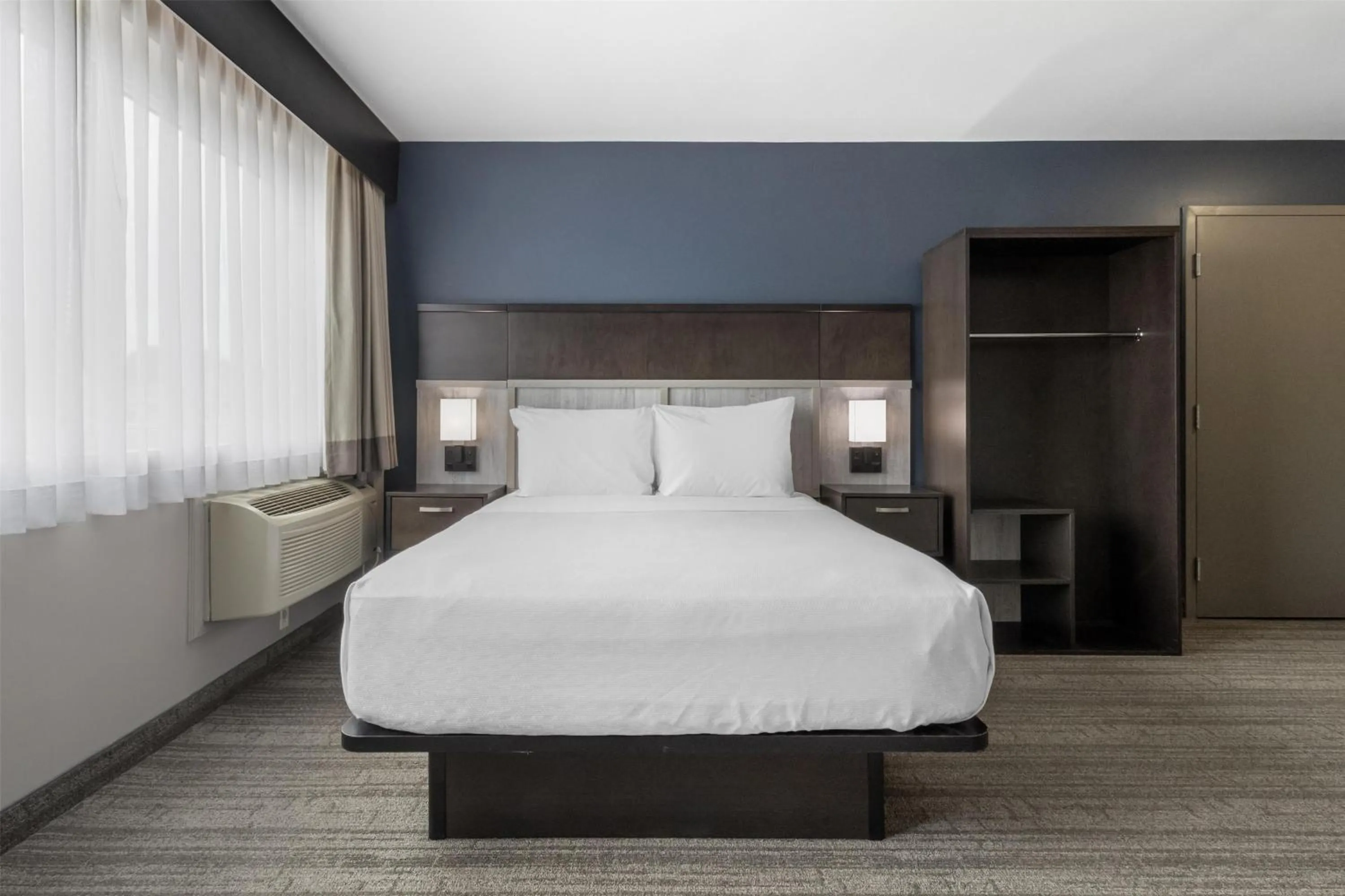 Bedroom, Bed in Best Western Plus Chocolate Lake Hotel - Halifax