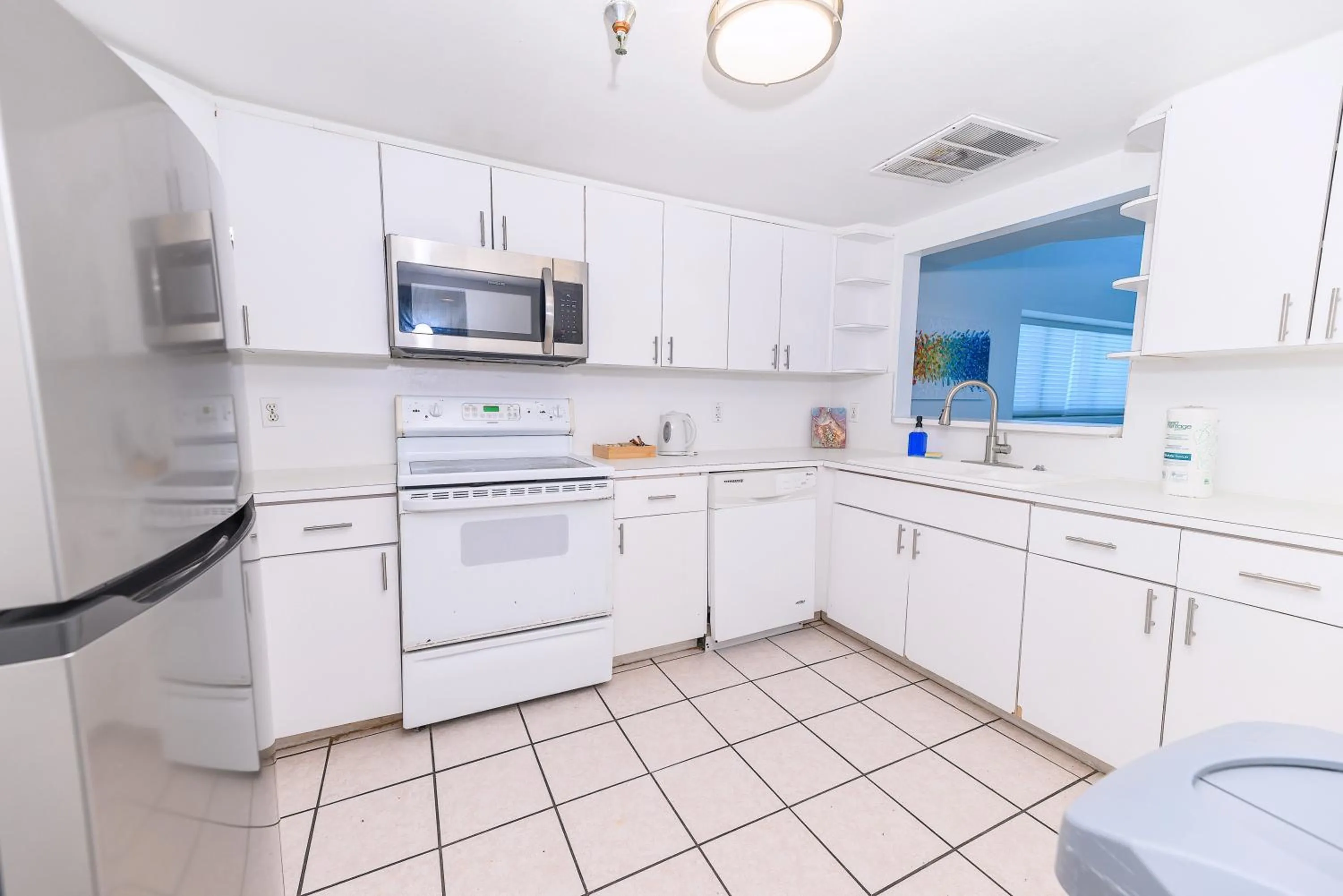 Kitchen or kitchenette in SeaStays Apartments