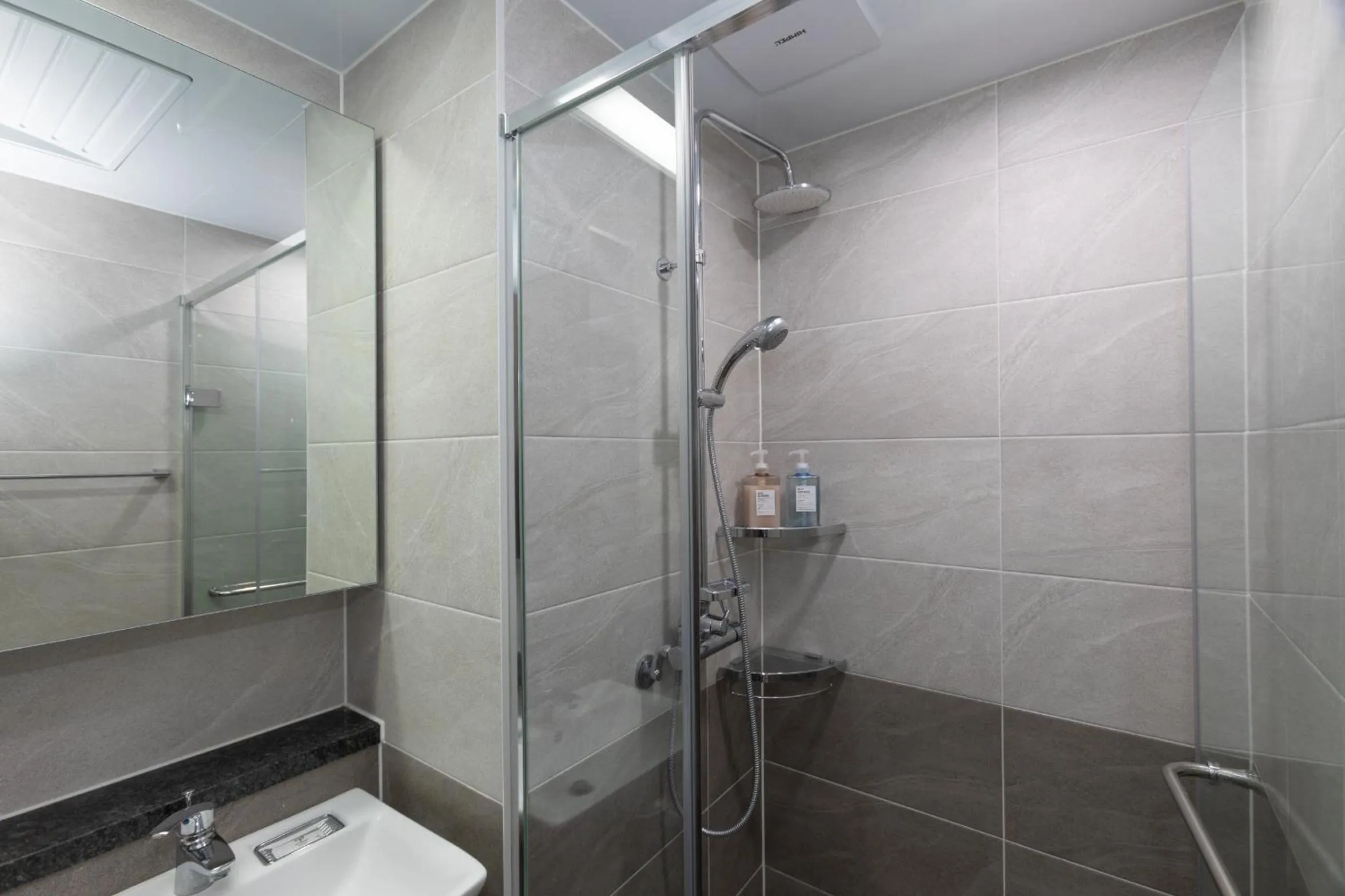 Toilet in Golden Planet Hotel