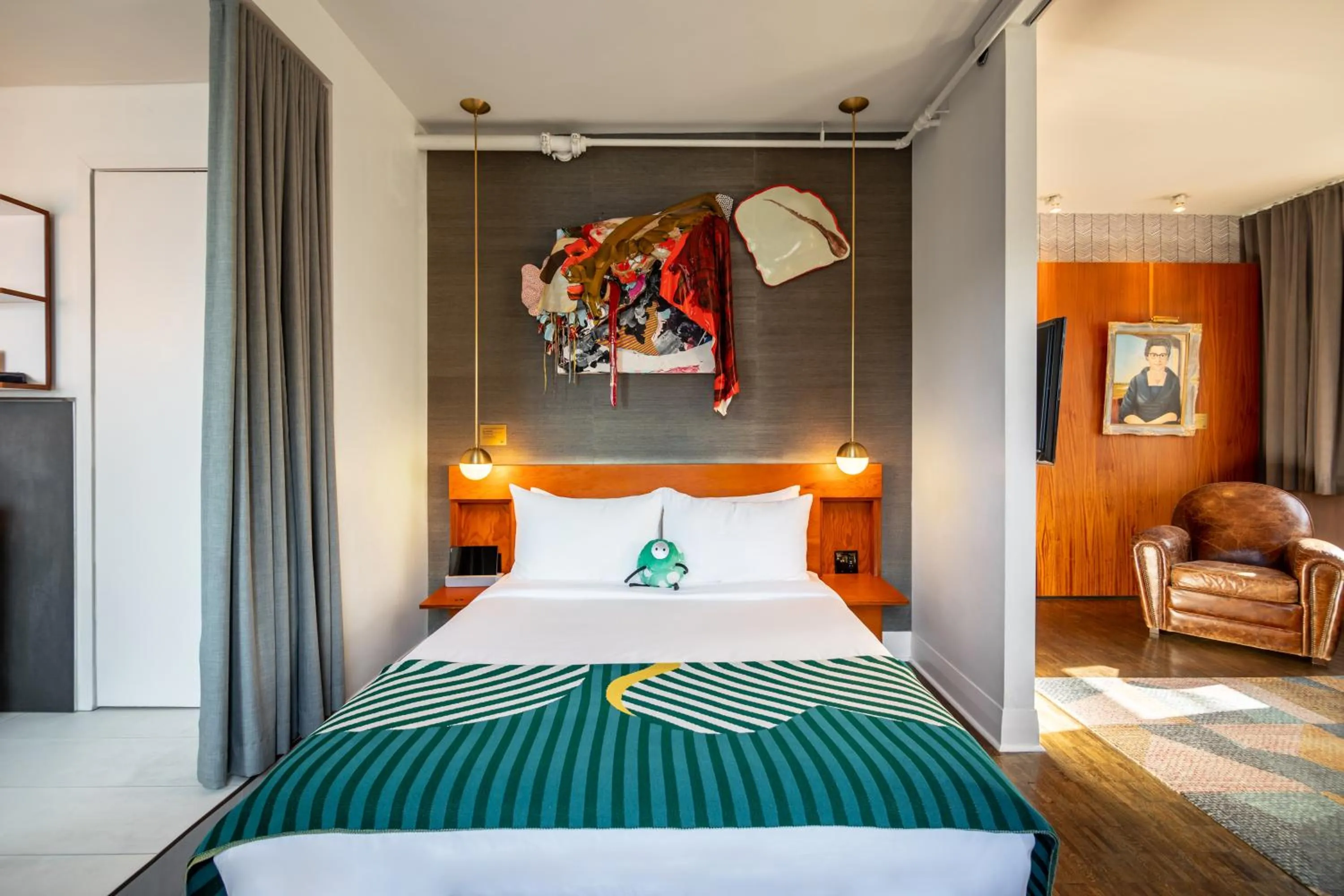 Photo of the whole room, Bed in The Drake Hotel