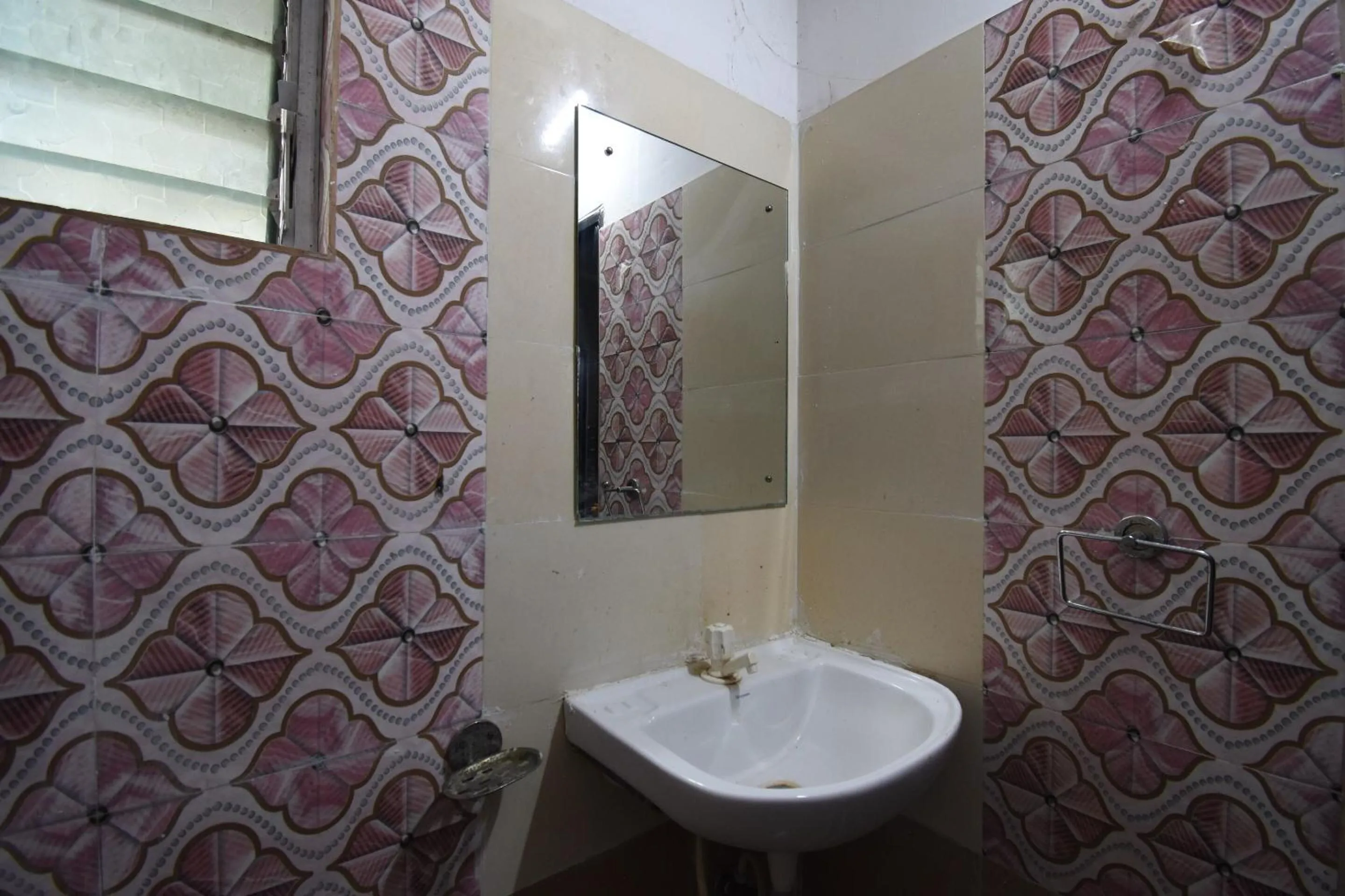 Bathroom in Super OYO 82026 BANGUR INN