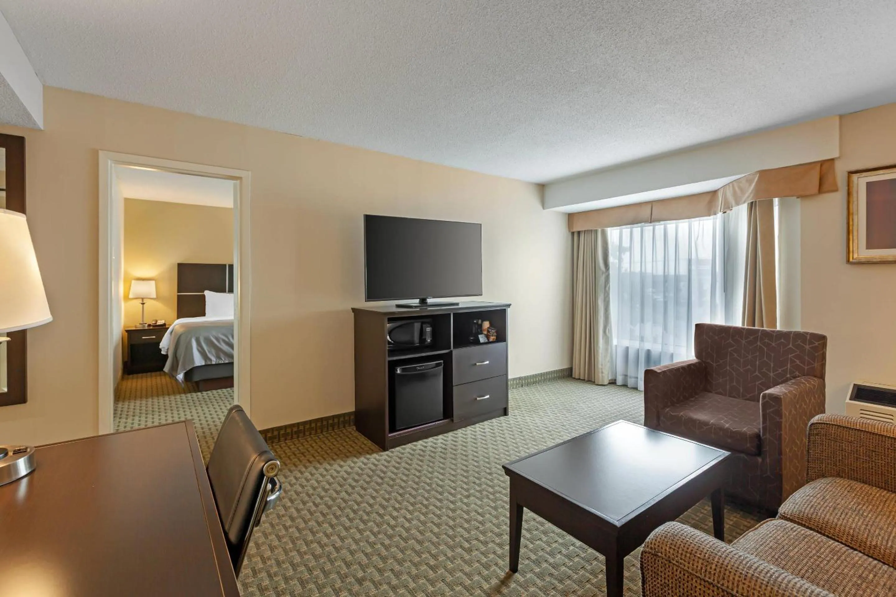 Living room, Bed in Quality Inn & Suites