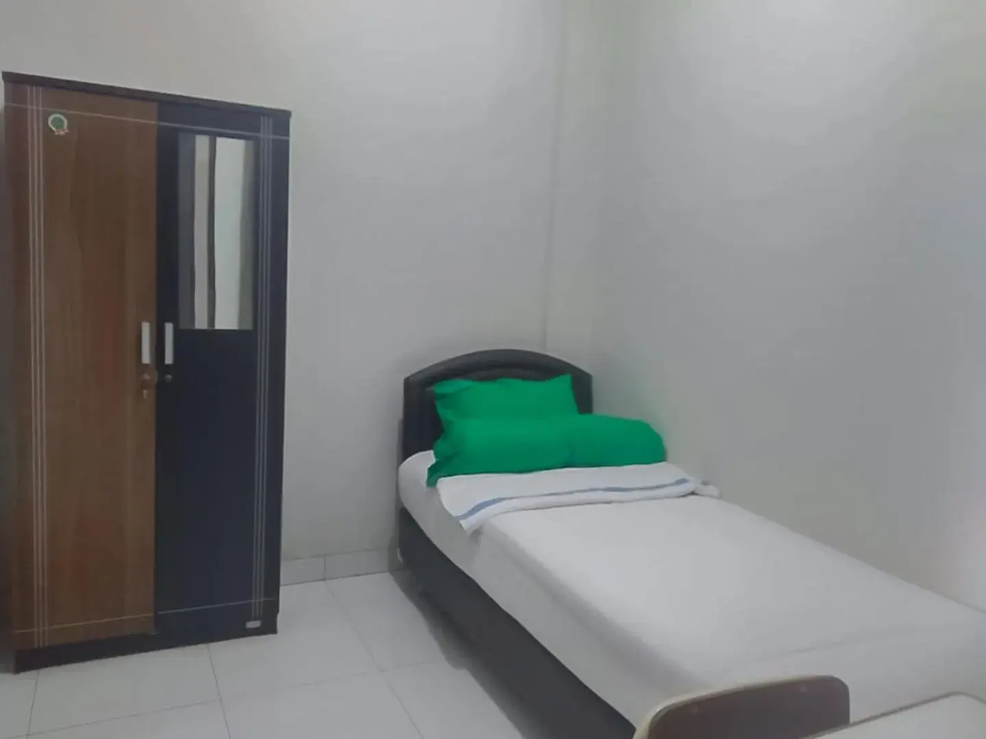 Single Room - single occupancy in Colombus Residence Karawang Mitra RedDoorz Single Room - single occupancy in Colombus Residence Karawang Mitra RedDoorz