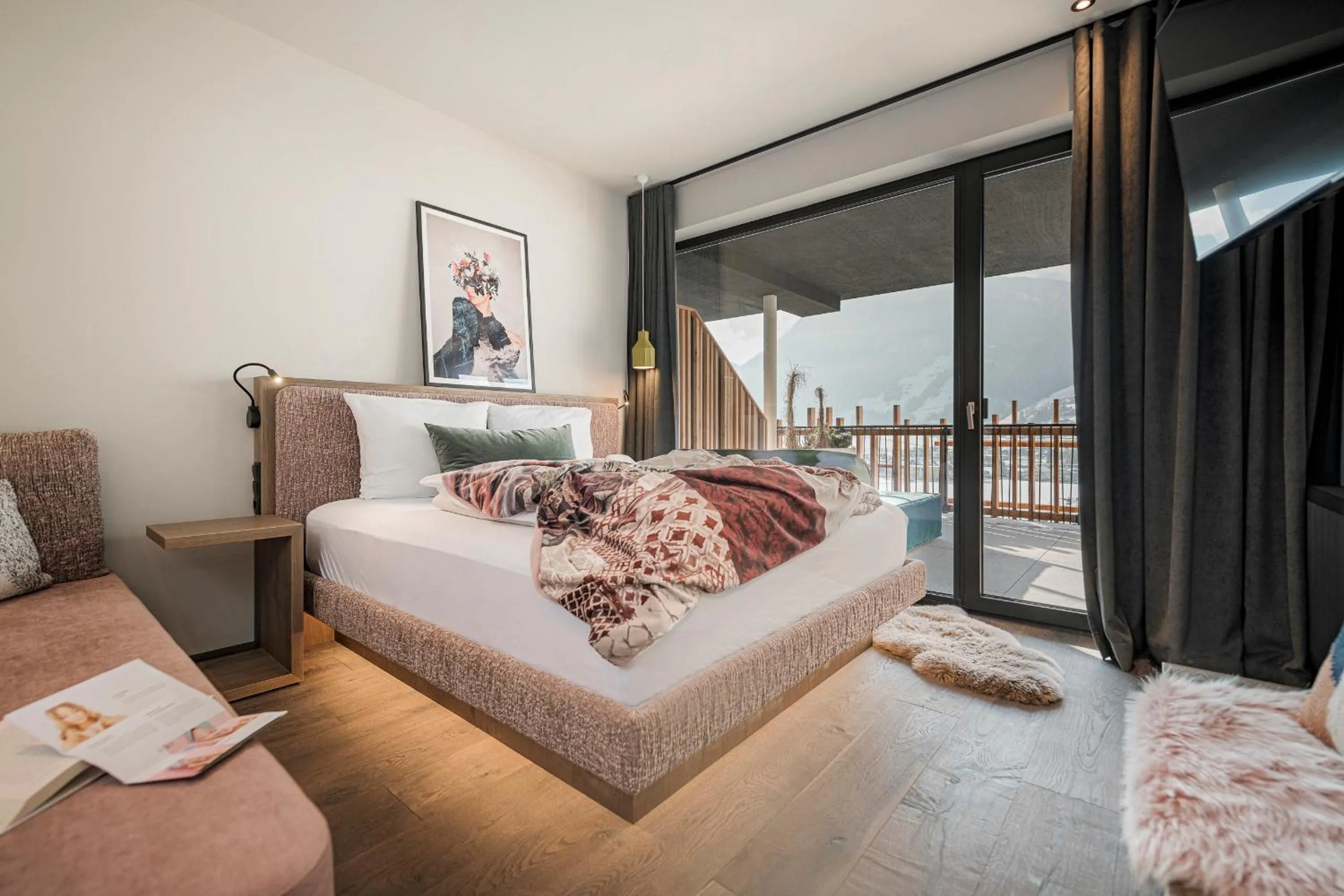 Photo of the whole room, Bed in Coolnest