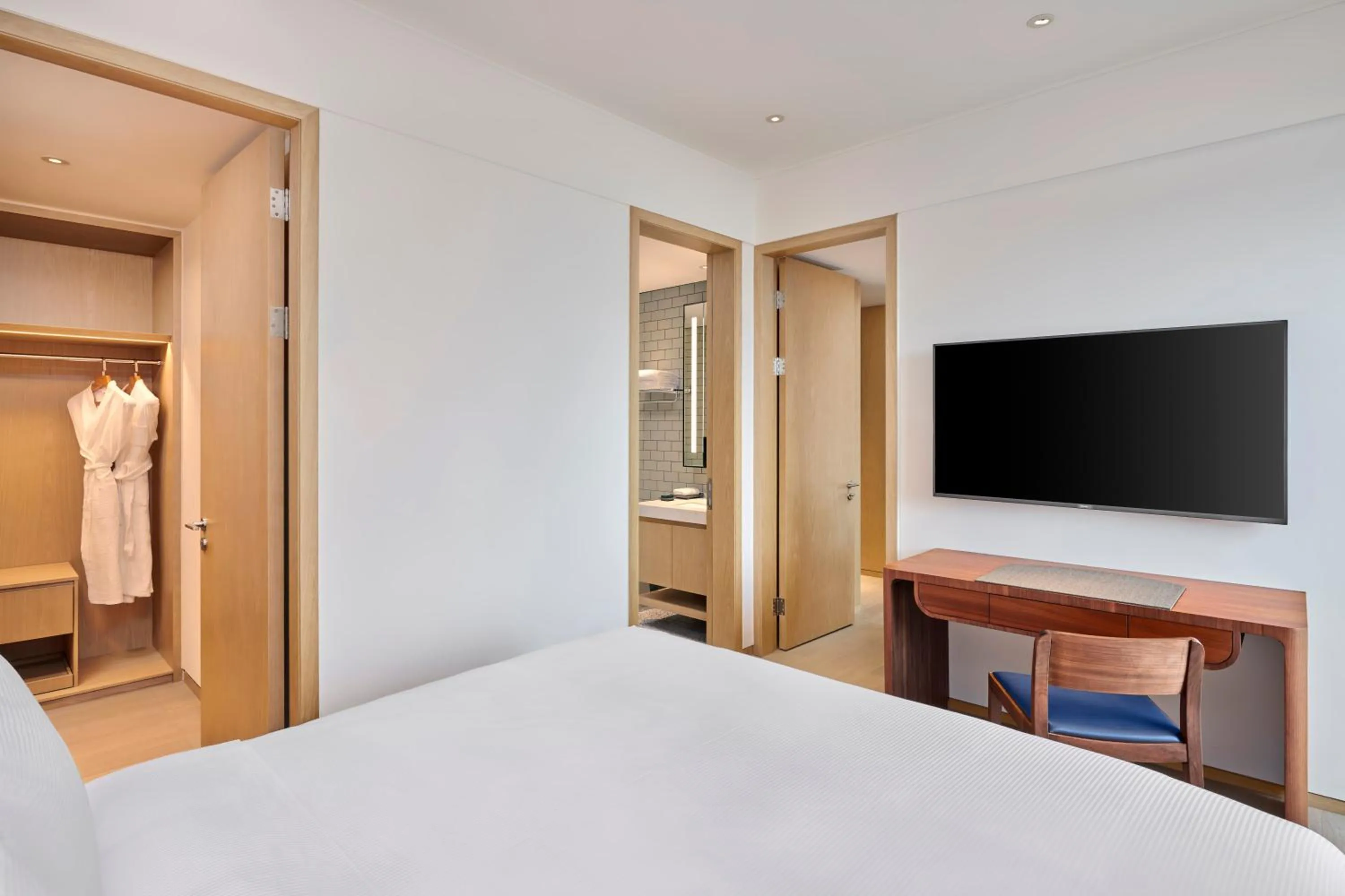 Bedroom, Bed in DoubleTree by Hilton Shenzhen Airport Residences