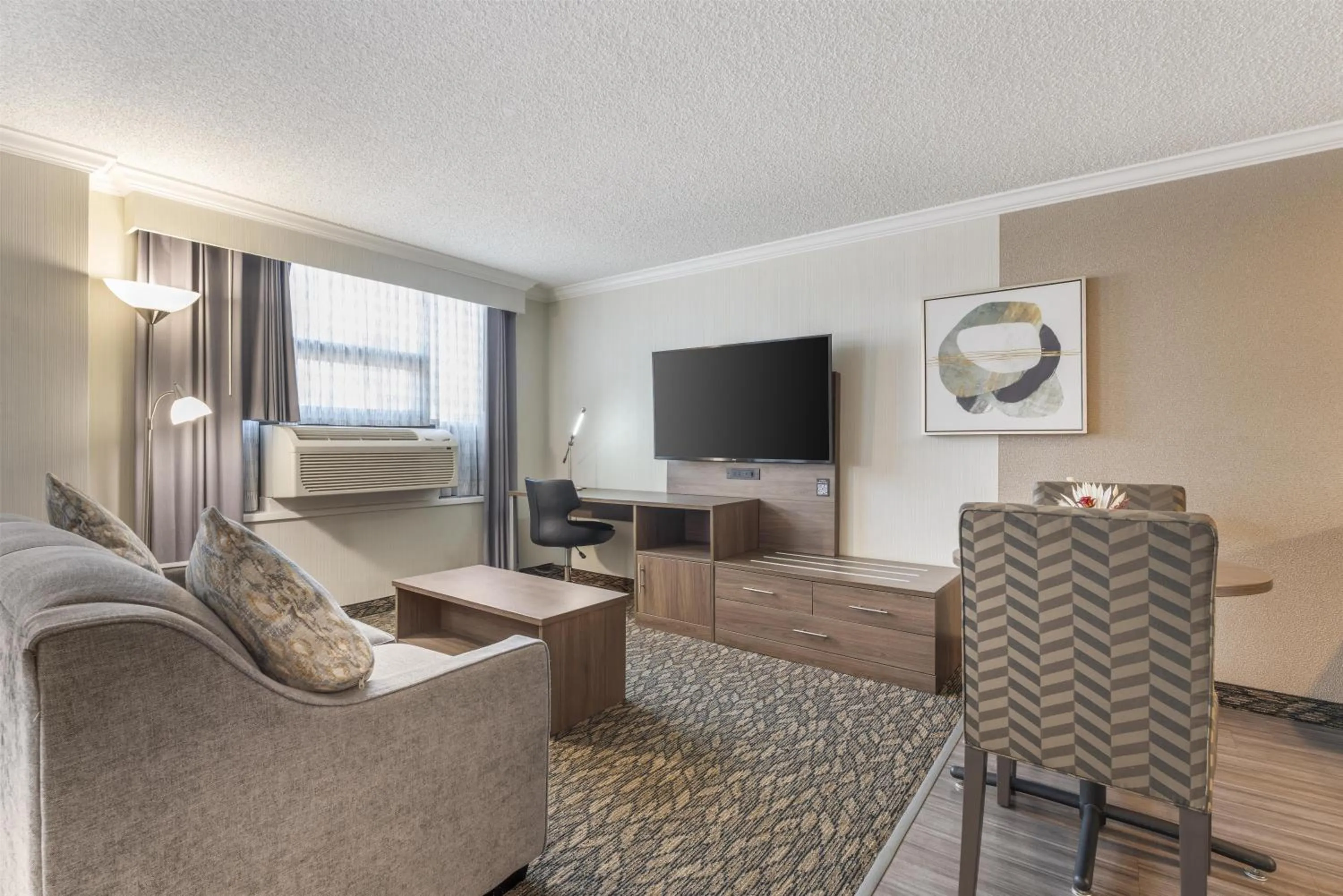 Bedroom in BEST WESTERN PLUS Carlton Plaza Hotel