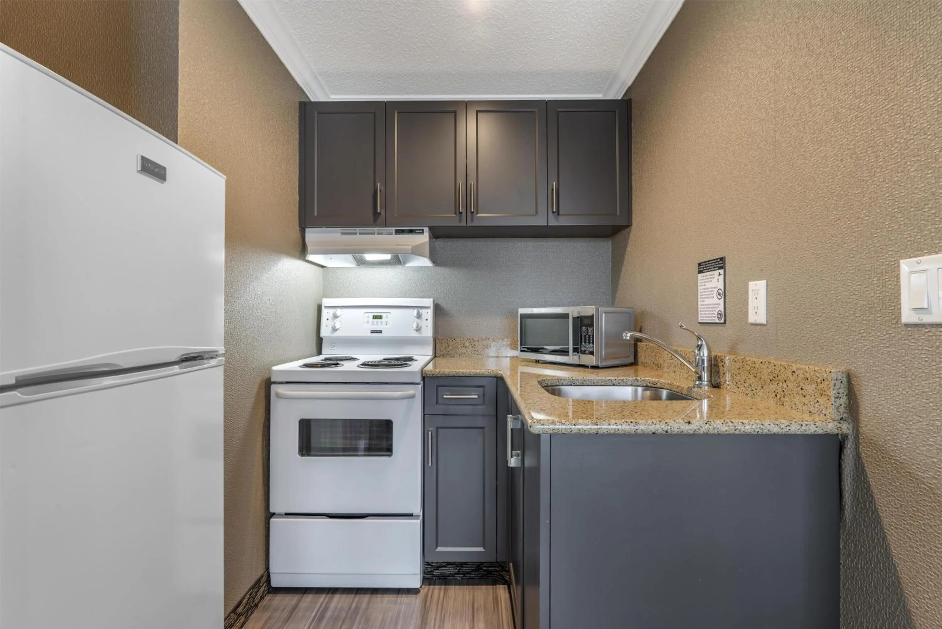 Bedroom in BEST WESTERN PLUS Carlton Plaza Hotel