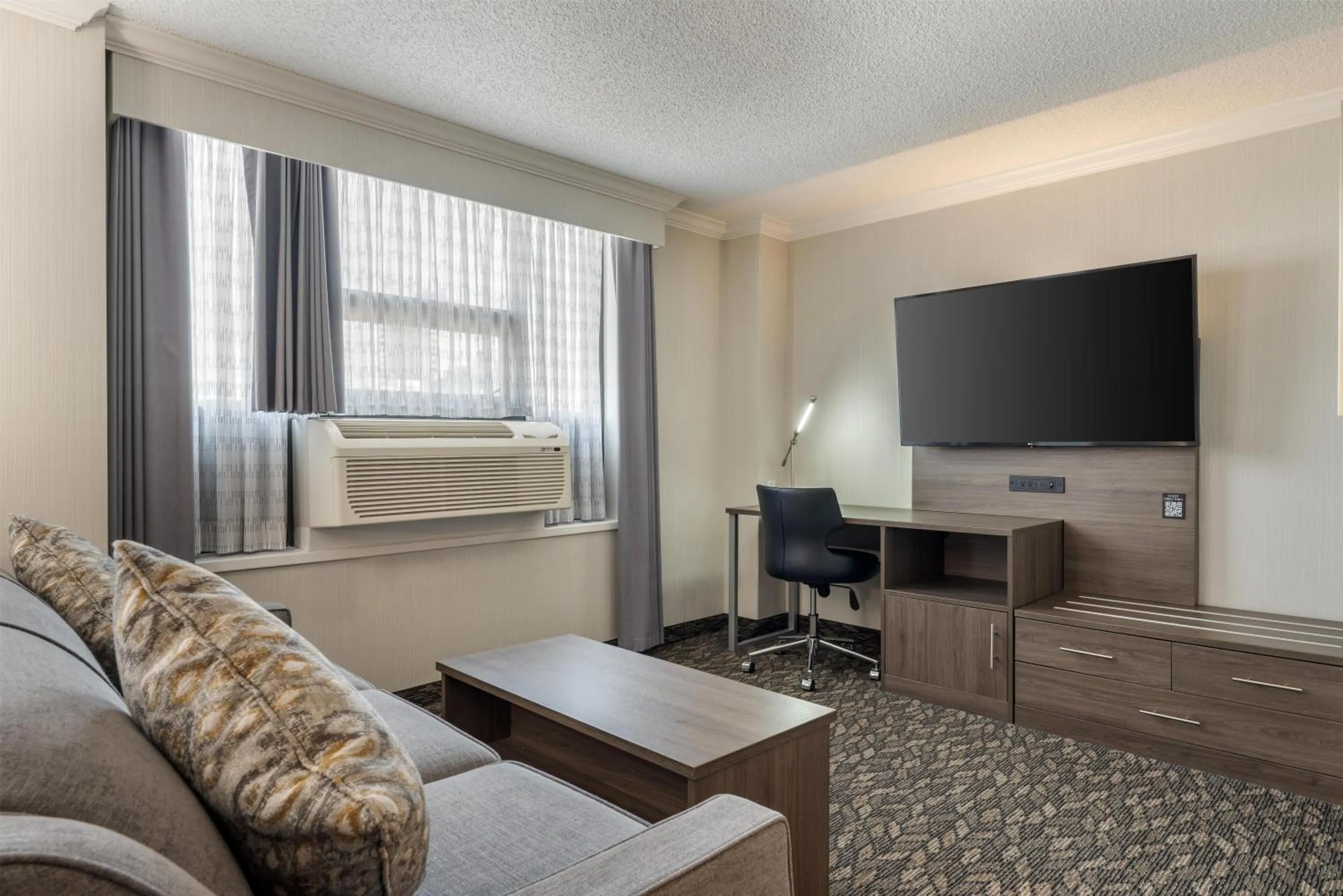 Bedroom in BEST WESTERN PLUS Carlton Plaza Hotel